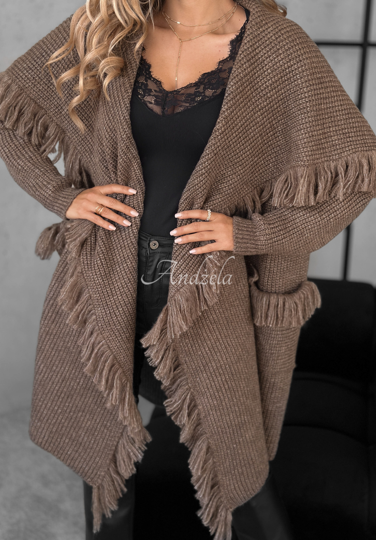 Dlouhý kardigan s třásněmi Forget My Name čokoládový