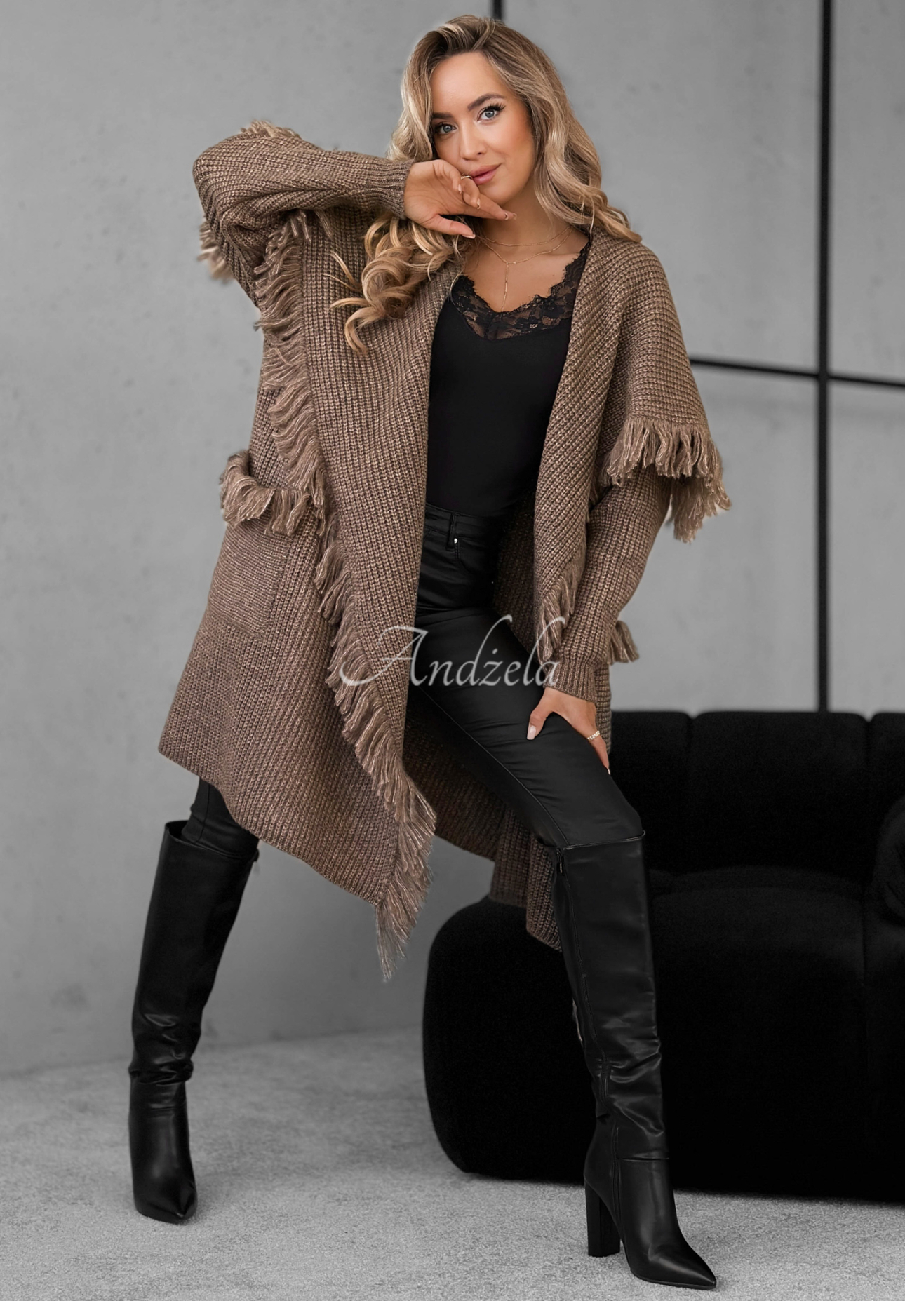 Dlouhý kardigan s třásněmi Forget My Name čokoládový