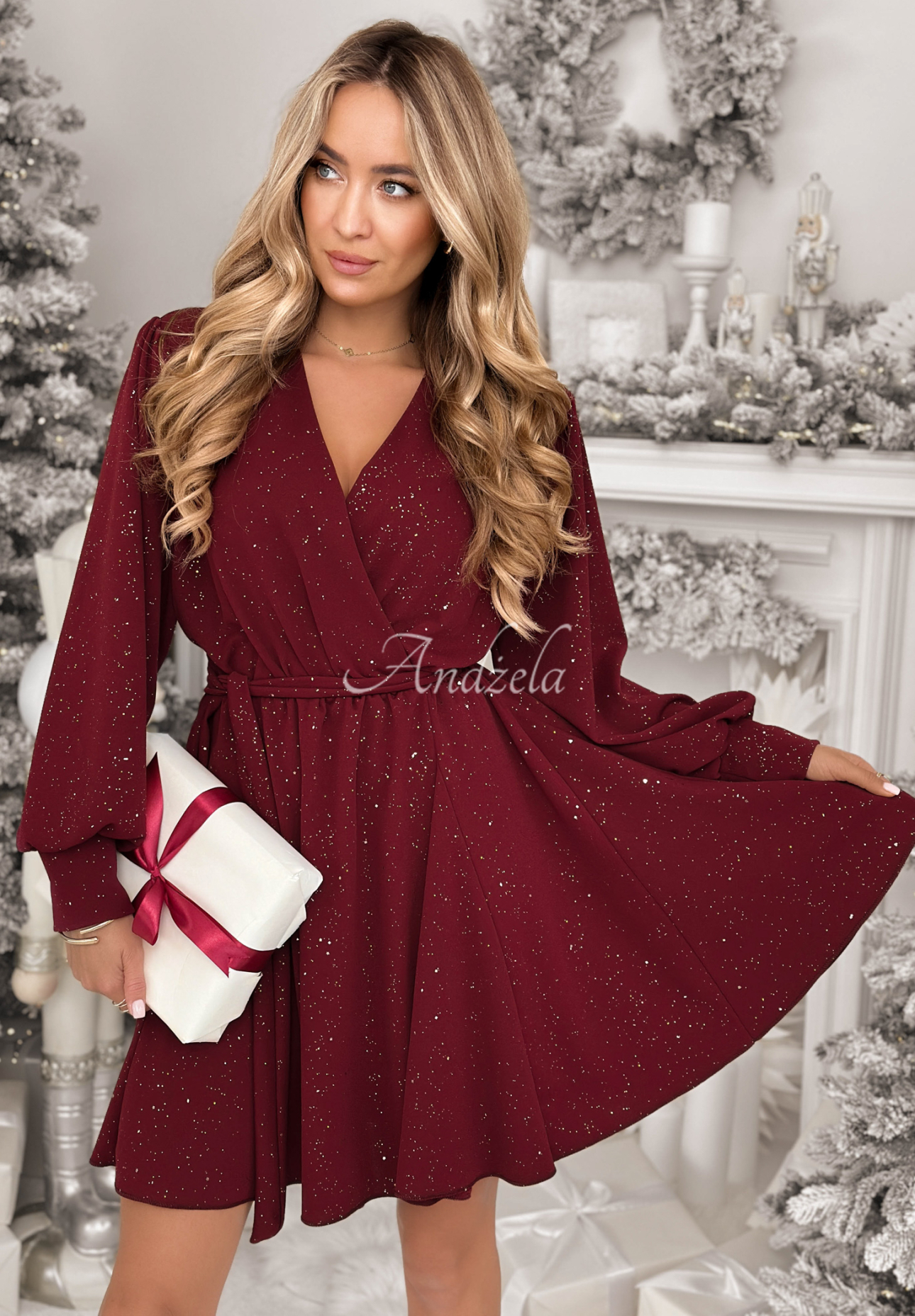 Lesklé viskózové mini šaty Never Yours vínová