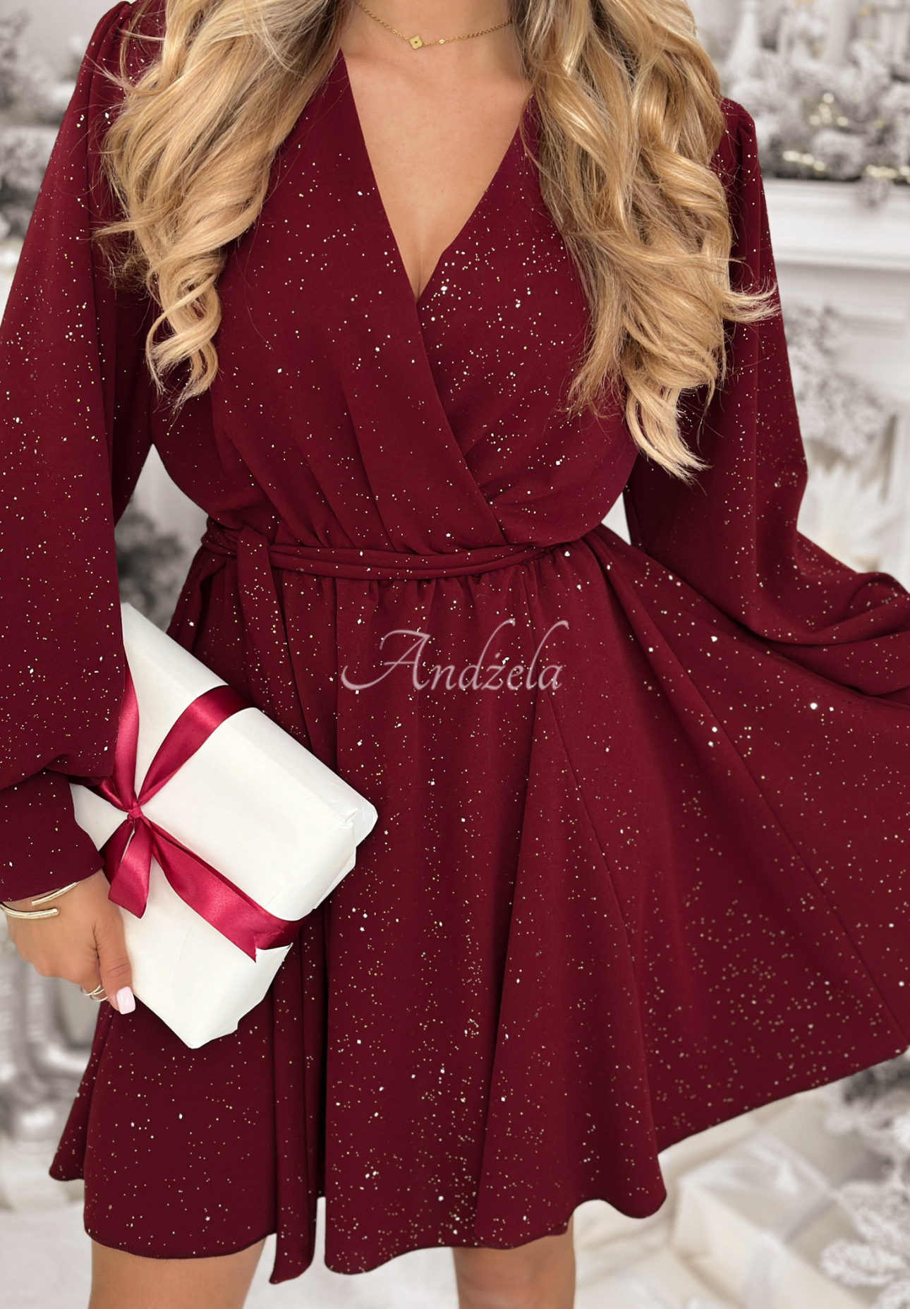 Lesklé viskózové mini šaty Never Yours vínová