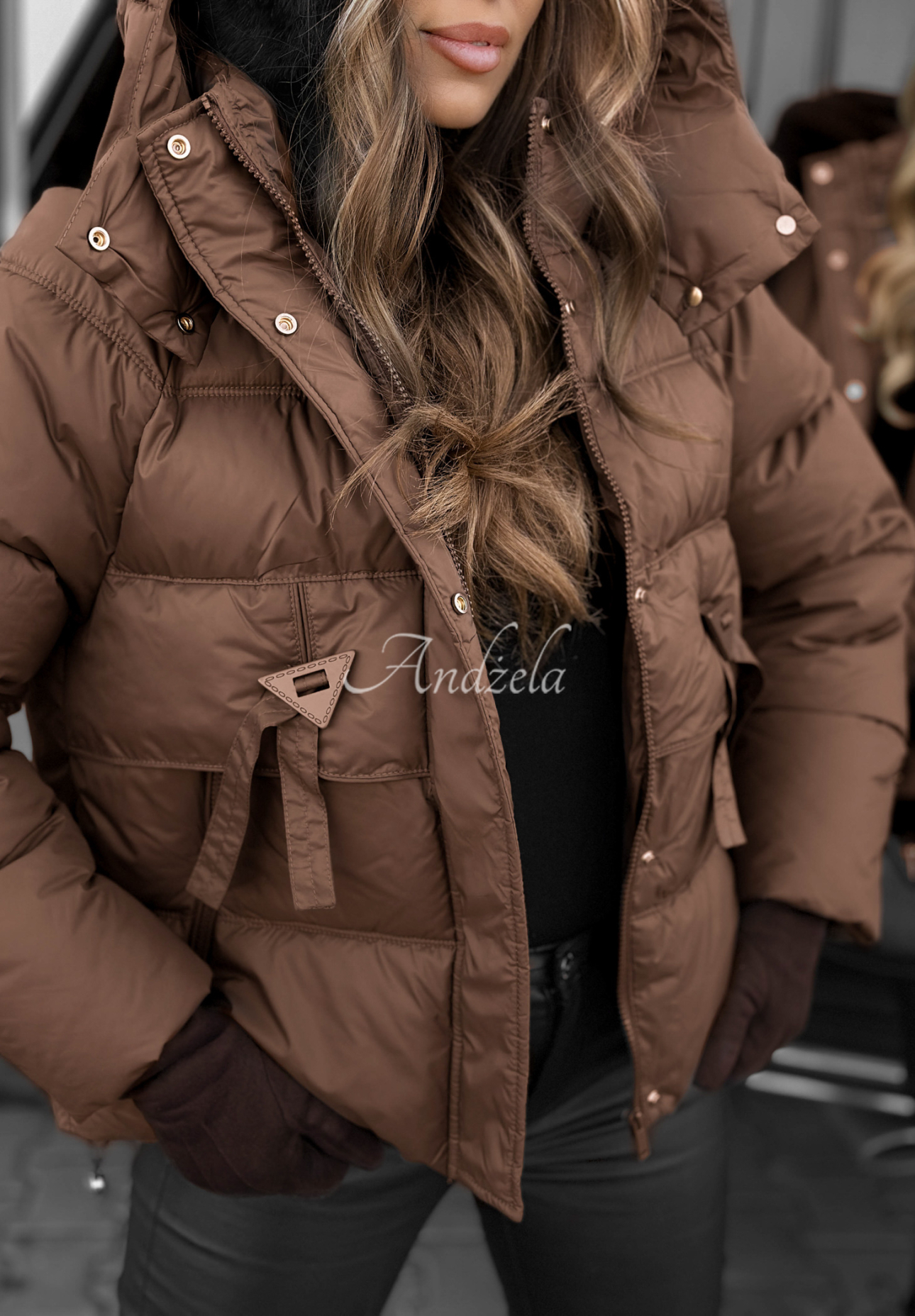 Krátká prošívaná bunda s kapucí Sister Winter čokoládová