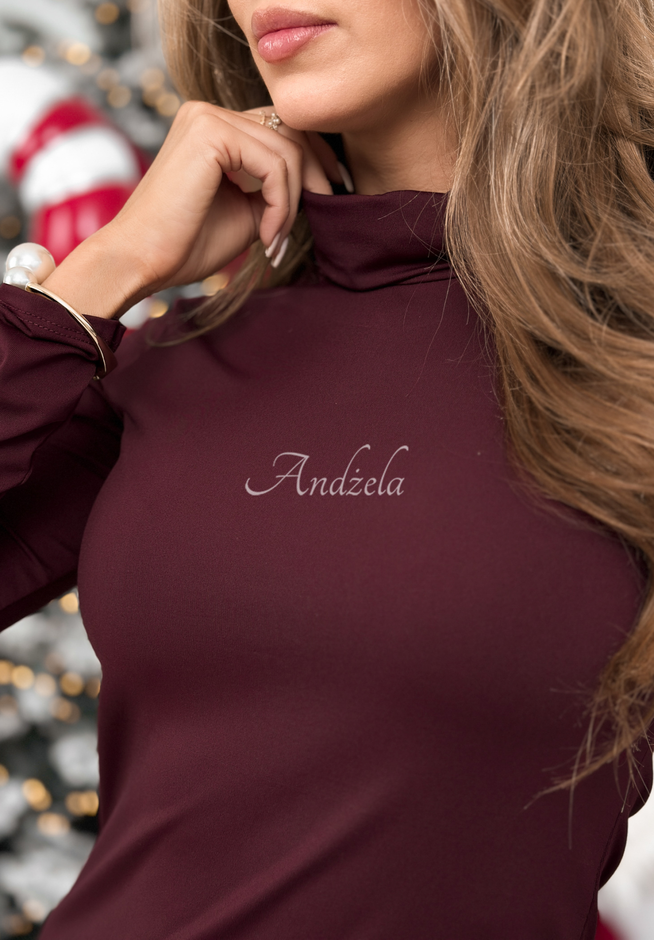 Asymetrické šaty s rolákem a krajkou Ordinary World vínová