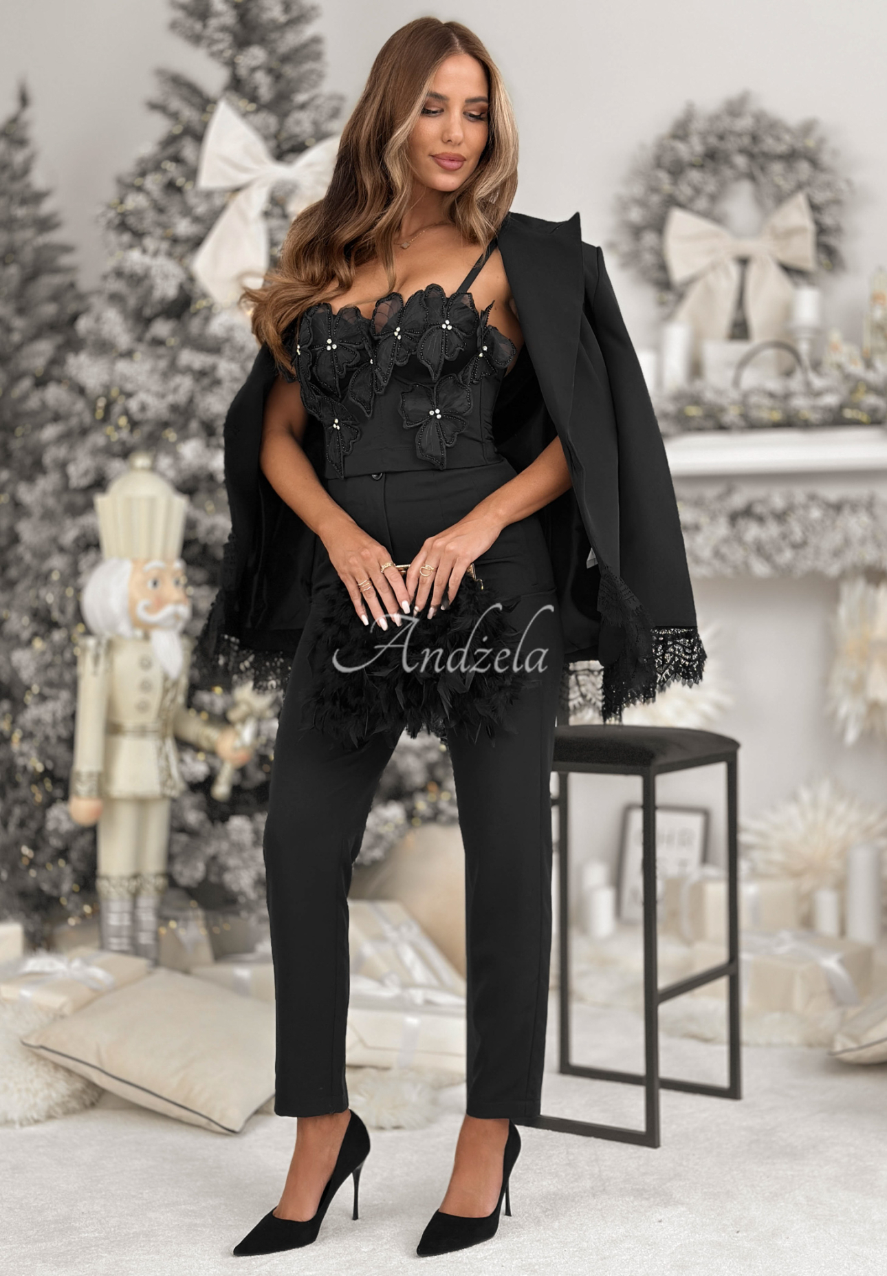 Krátký top s ozdobnými květy Lady In Flowers Černé