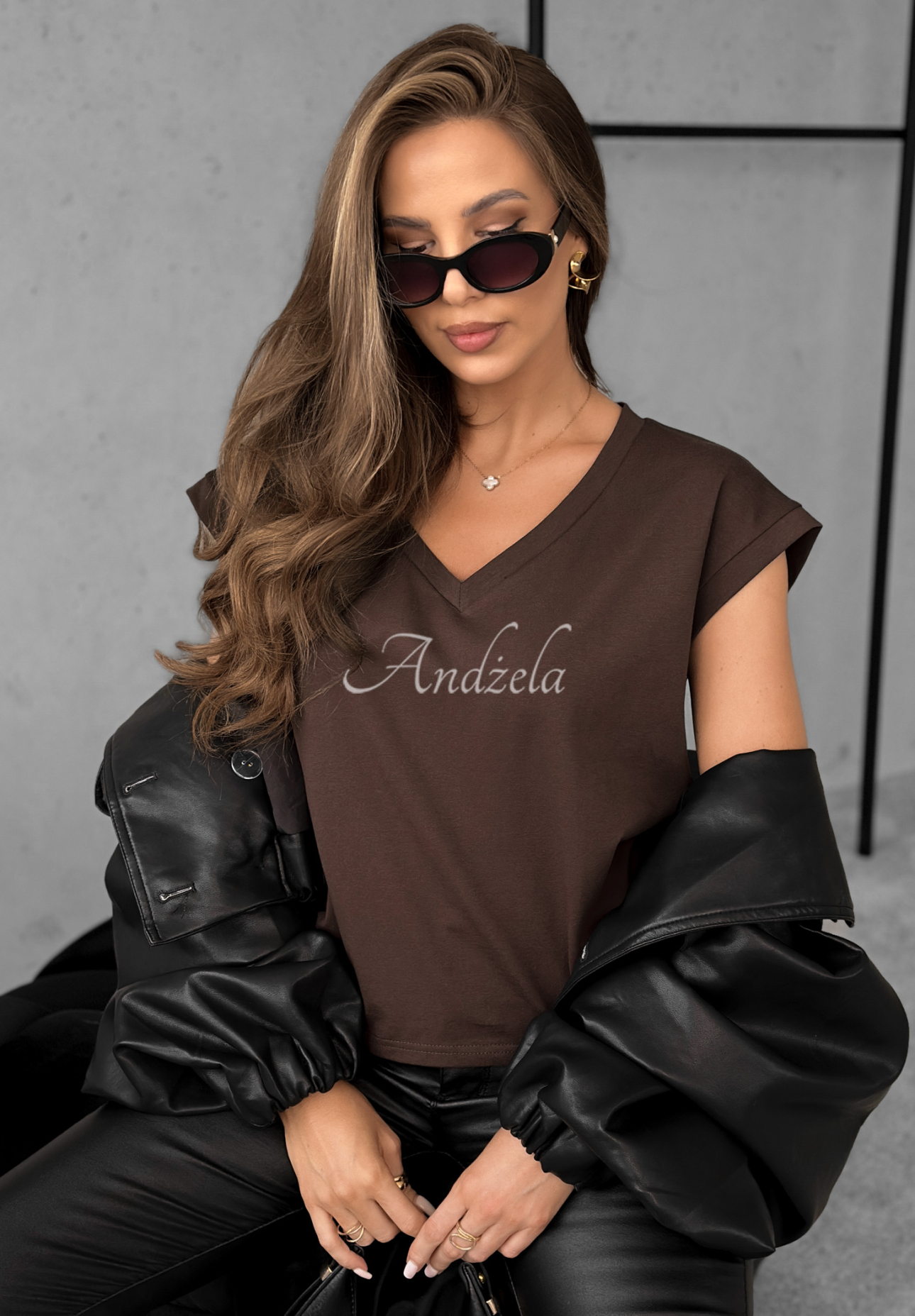 Tričko V-neck čokoládový