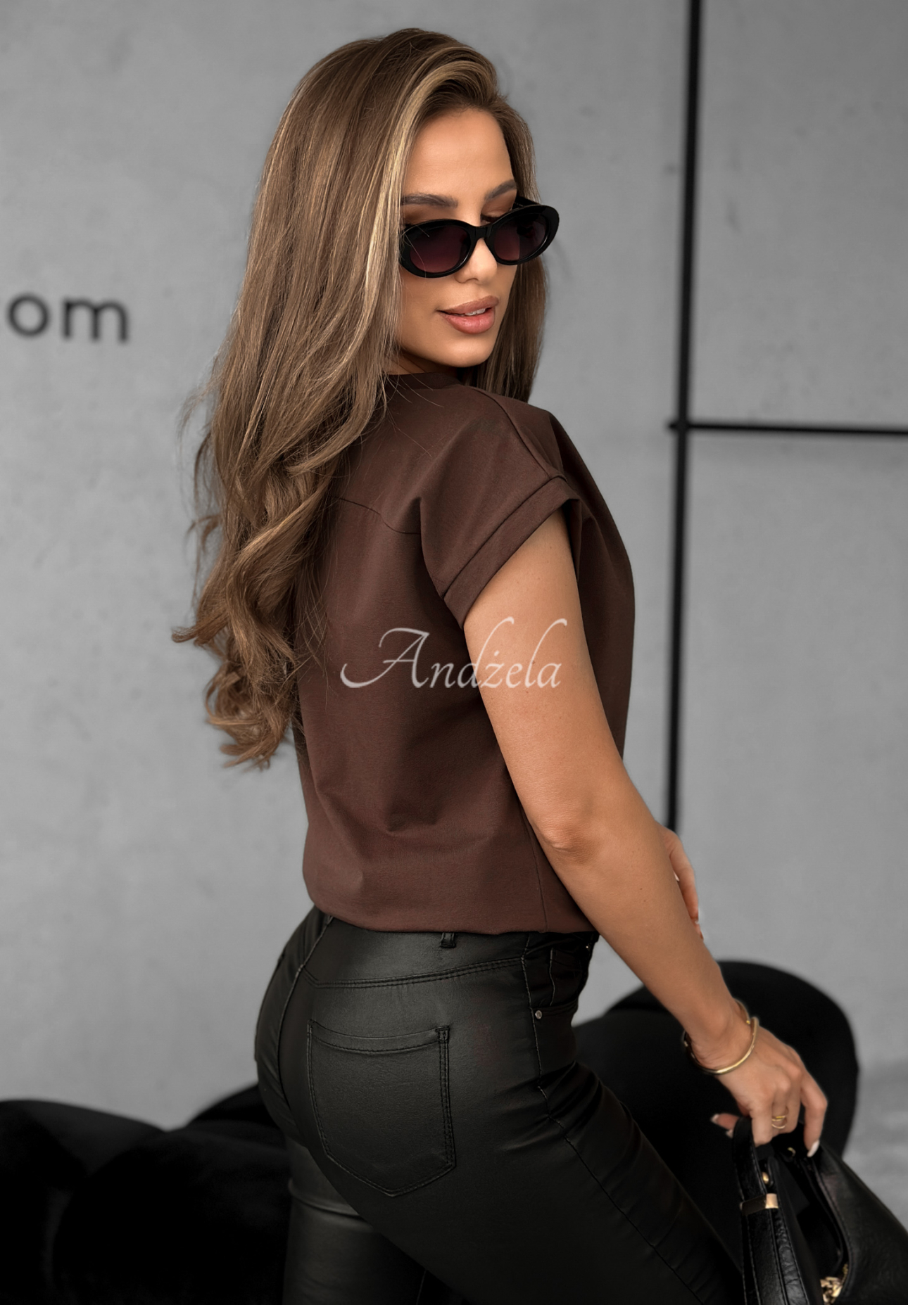 Tričko V-neck čokoládový