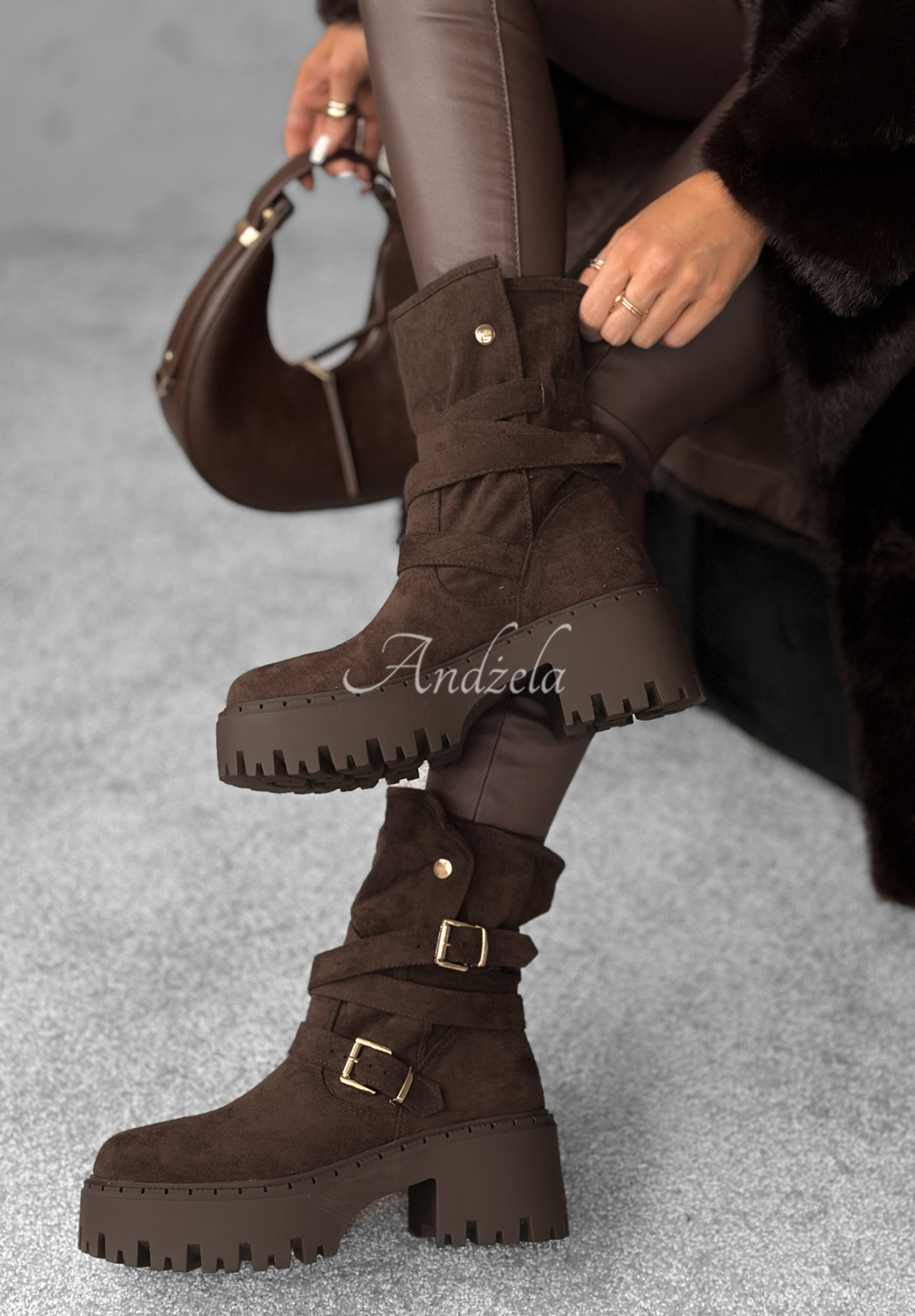 Semišové kotníkové boty s přezkami Coldest Months čokoládové