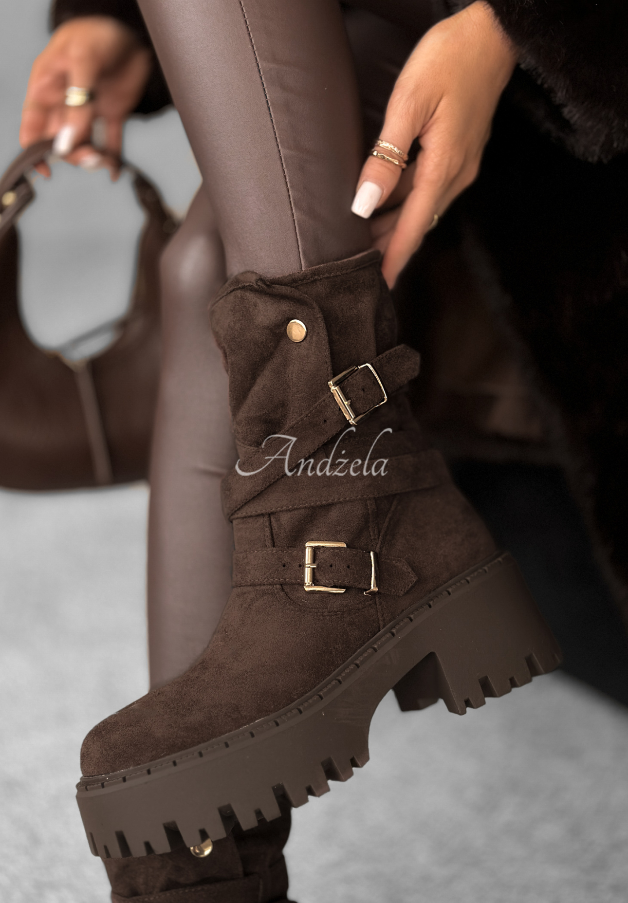 Semišové kotníkové boty s přezkami Coldest Months čokoládové