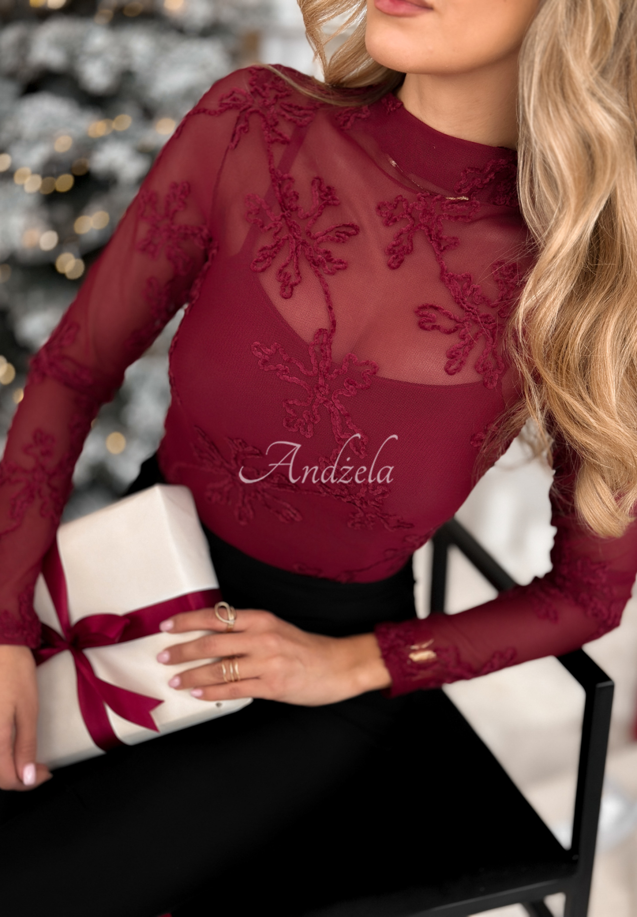 Síťovaná halenka s výšivkami Go On A Date červená