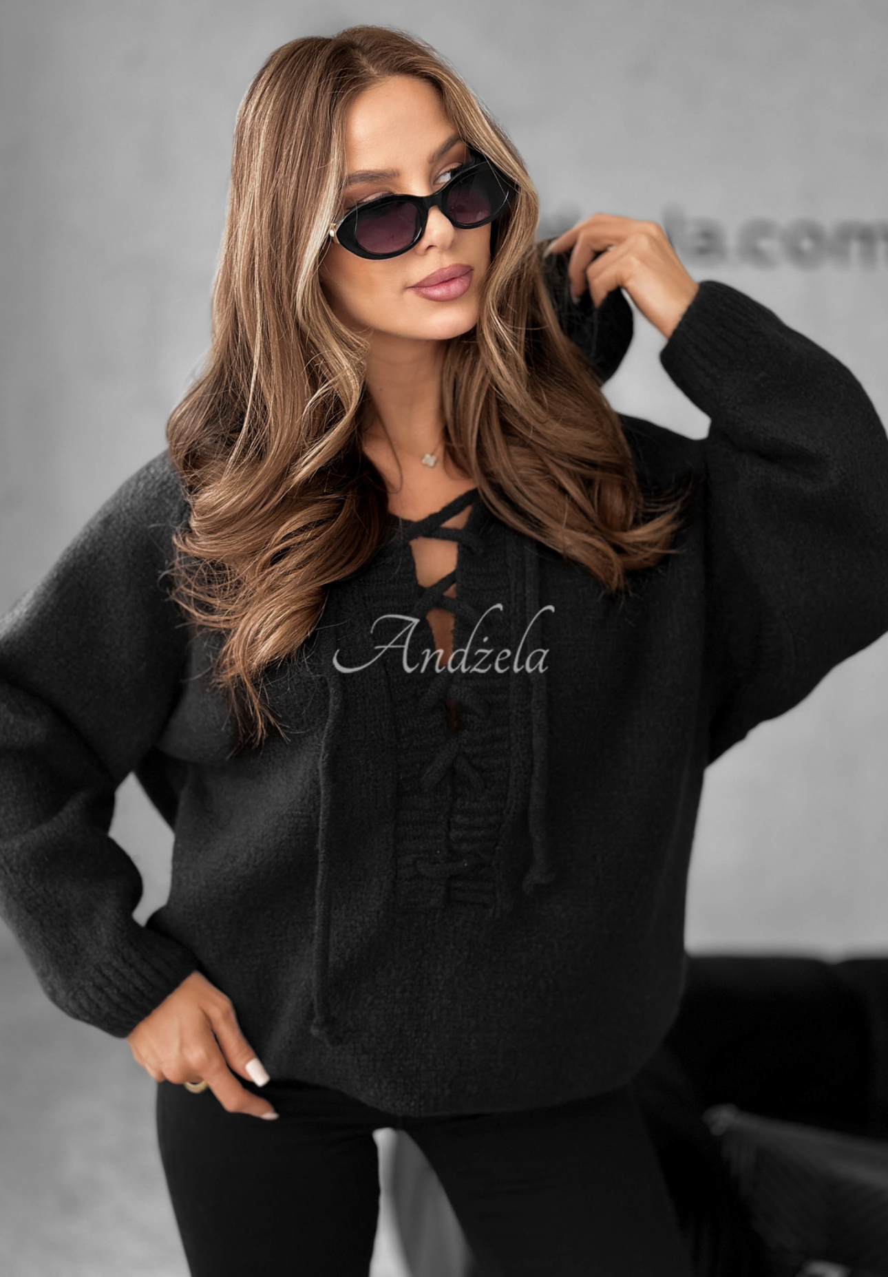 Svetr oversize se šněrováním a kapucí Laossi Černé