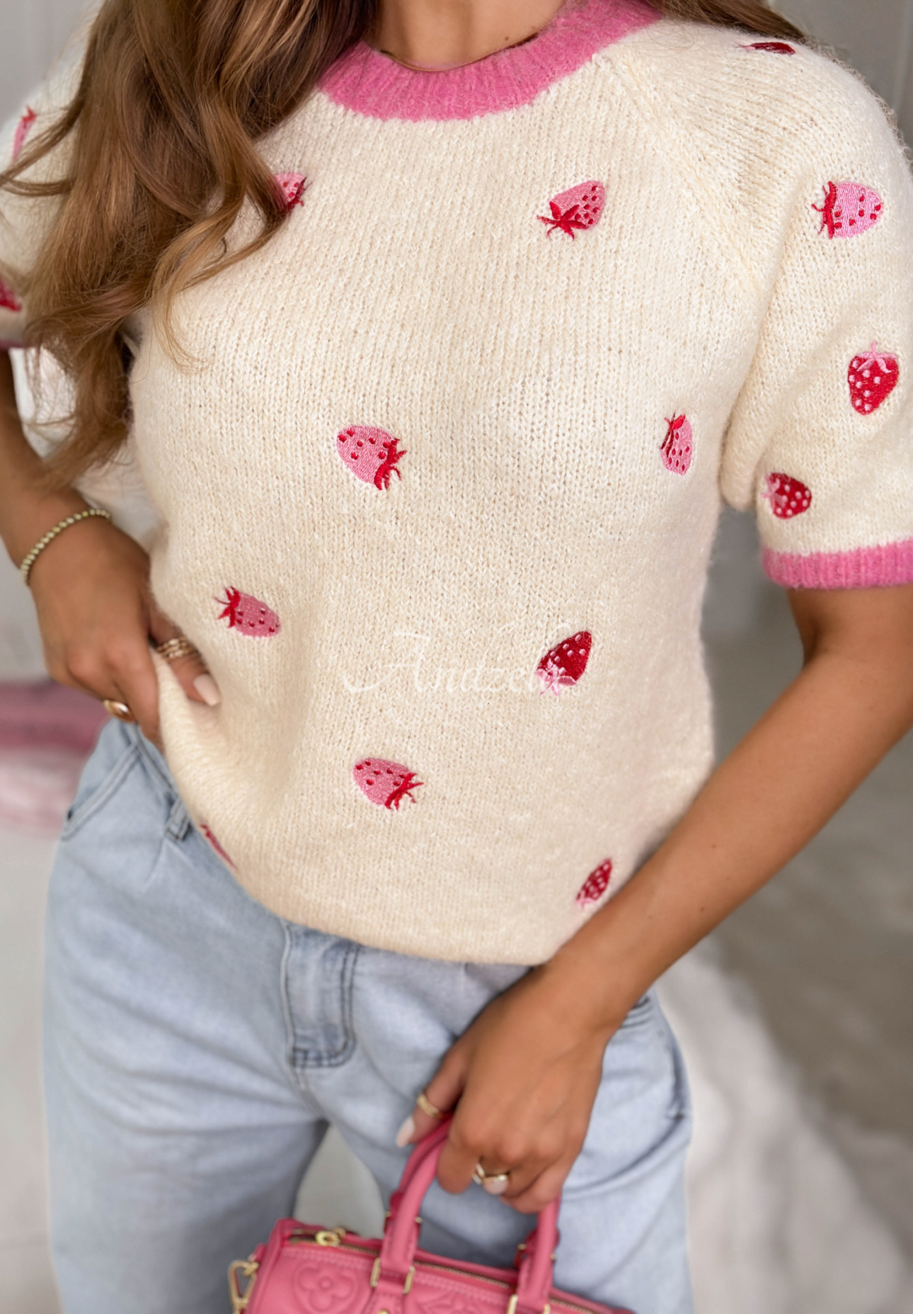 Měkký svetr s jahodami a viskózou Summer Fruits bílo-růžový