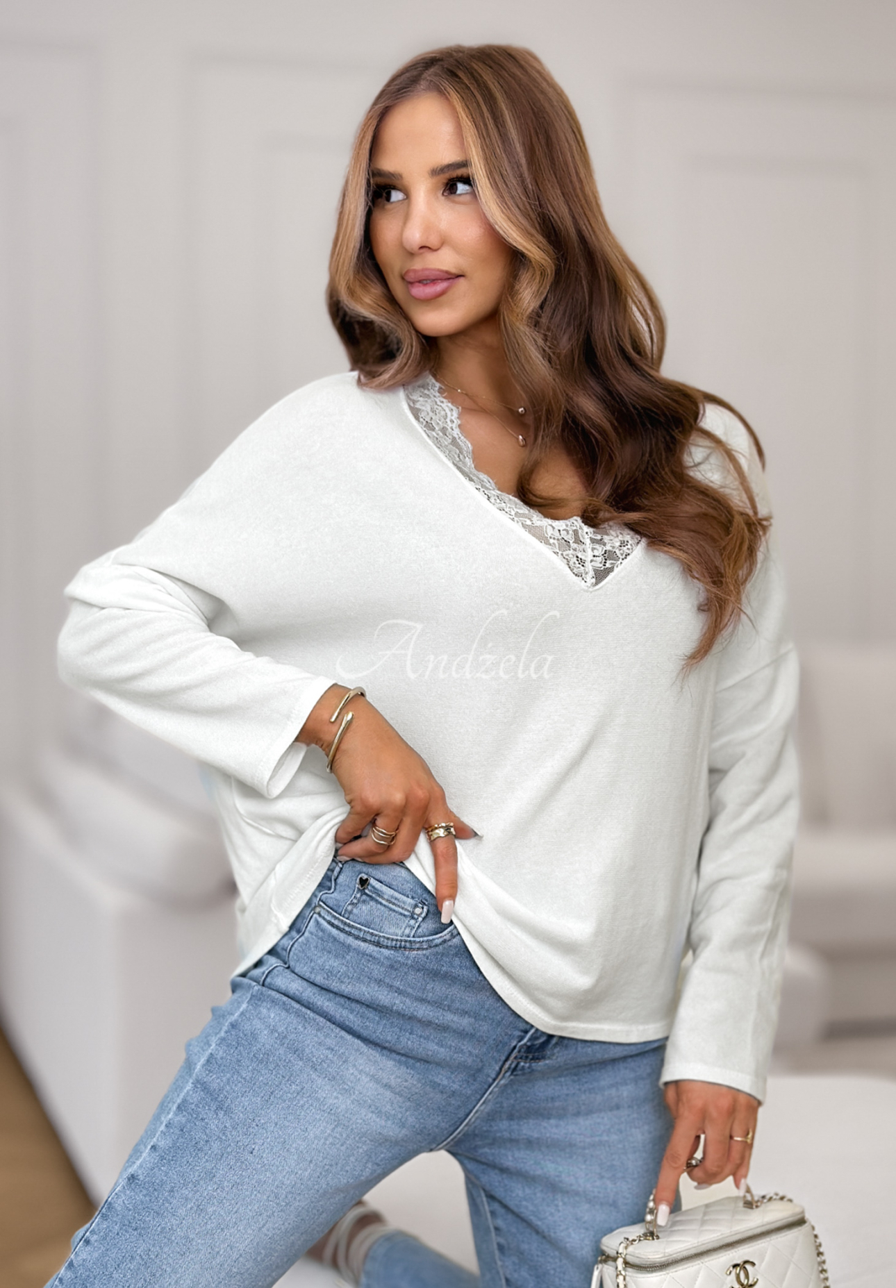 Lehký svetr s výstřihem a krajkou Cozy Cloud Bílá