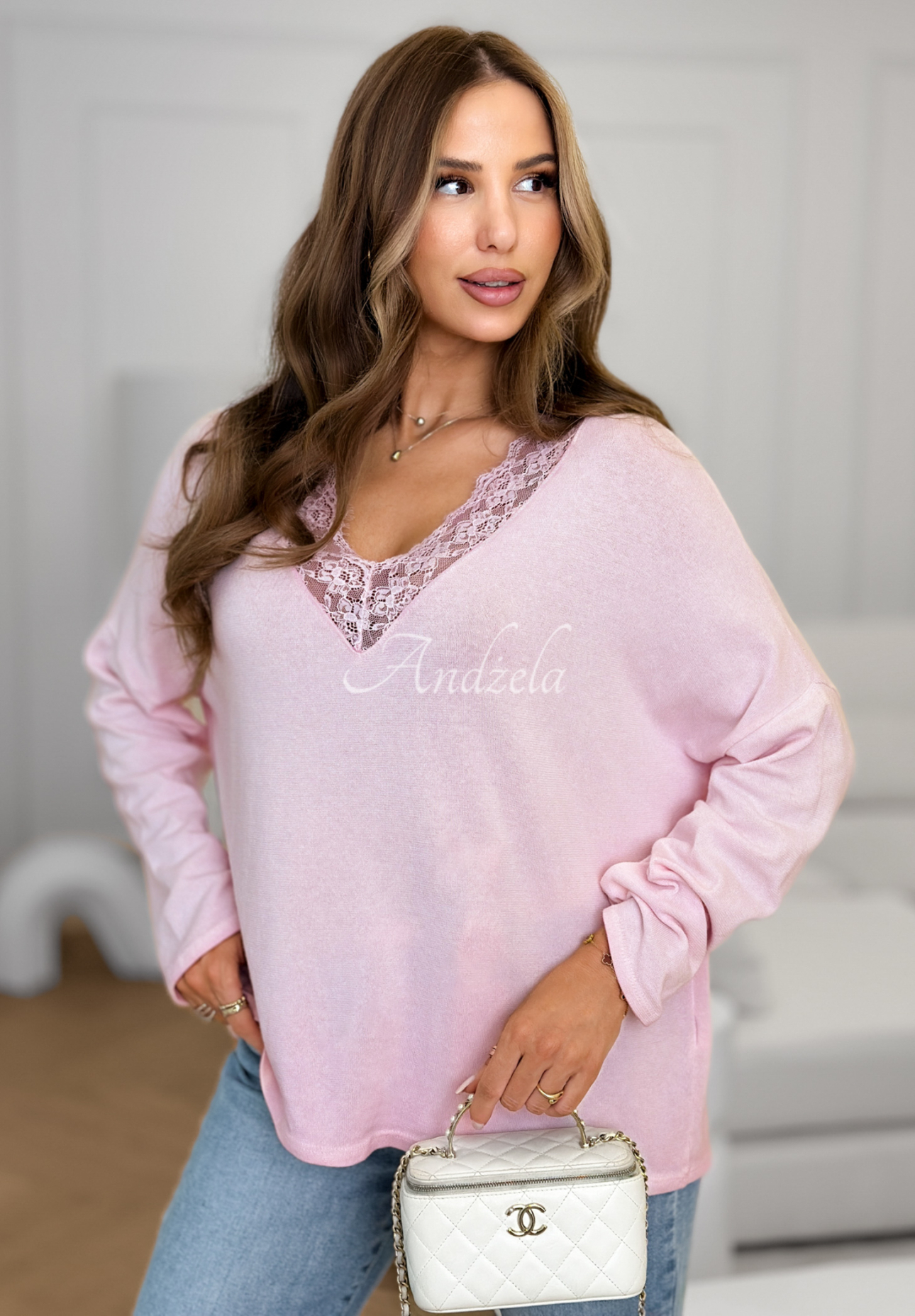 Lehký svetr s výstřihem a krajkou Cozy Cloud pudrová růžová