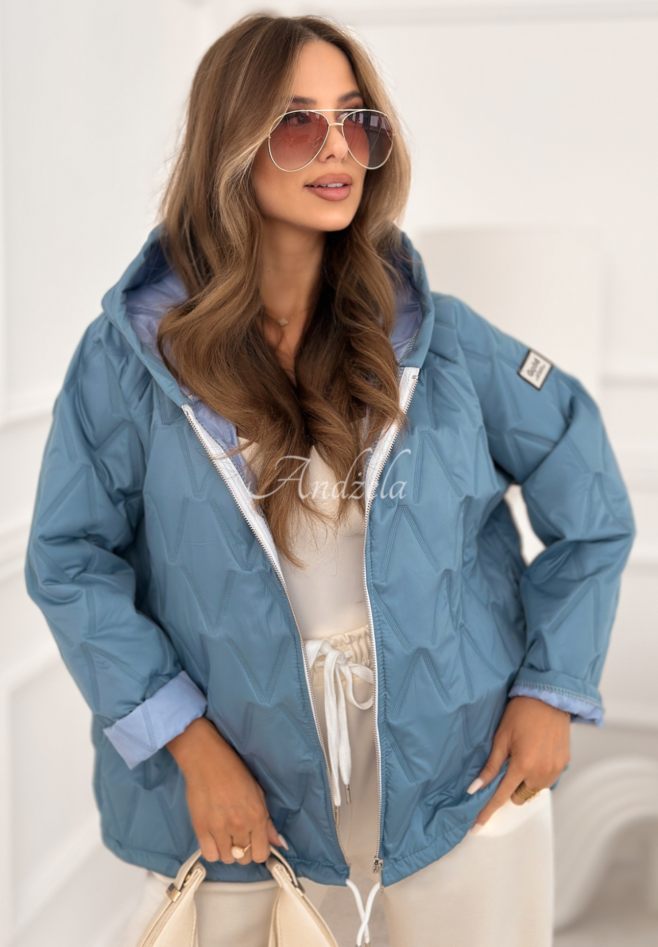 Krátká prošívaná bunda s kapucí Springtime Starts blankytná