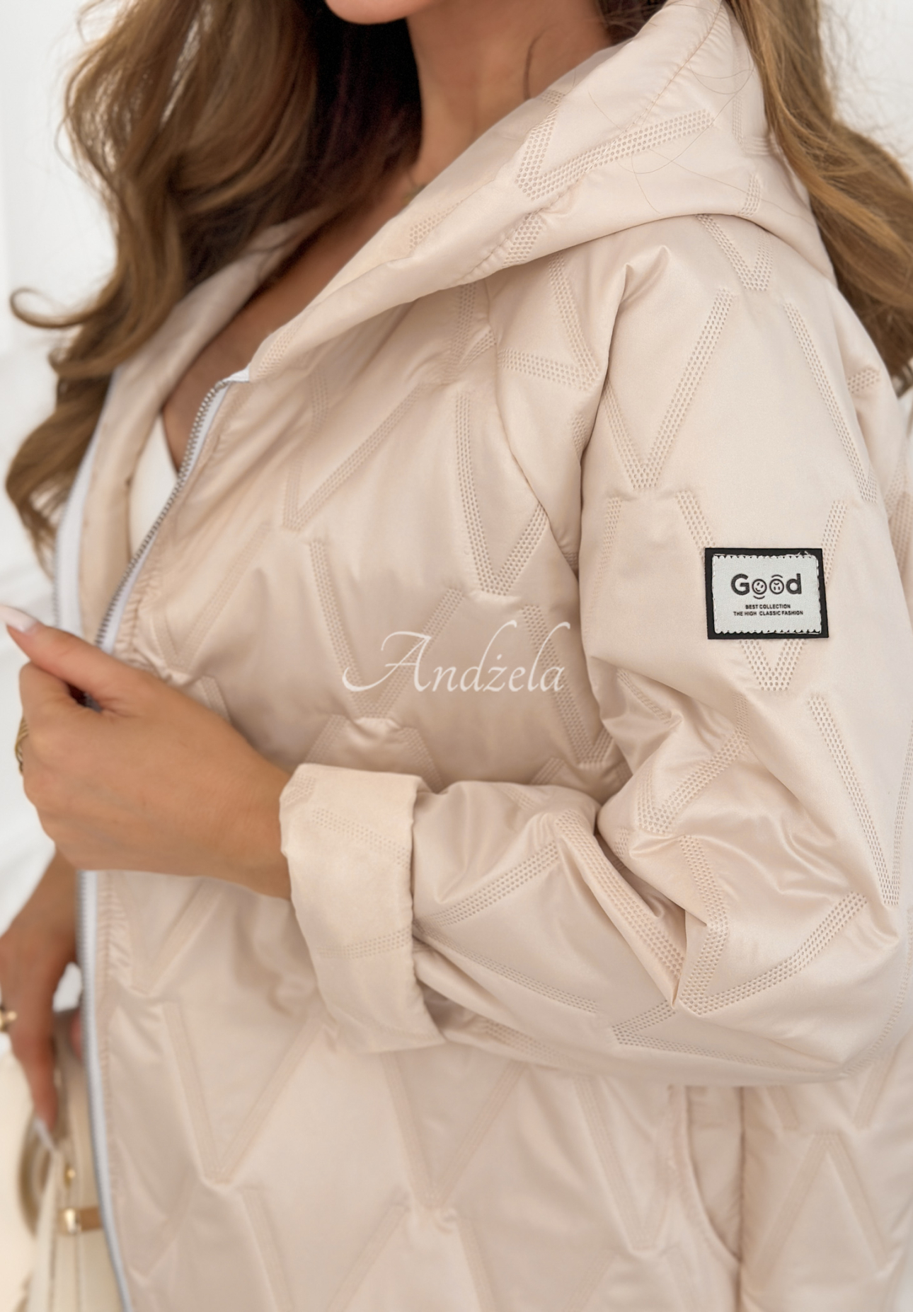 Krátká prošívaná bunda s kapucí Springtime Starts béžová