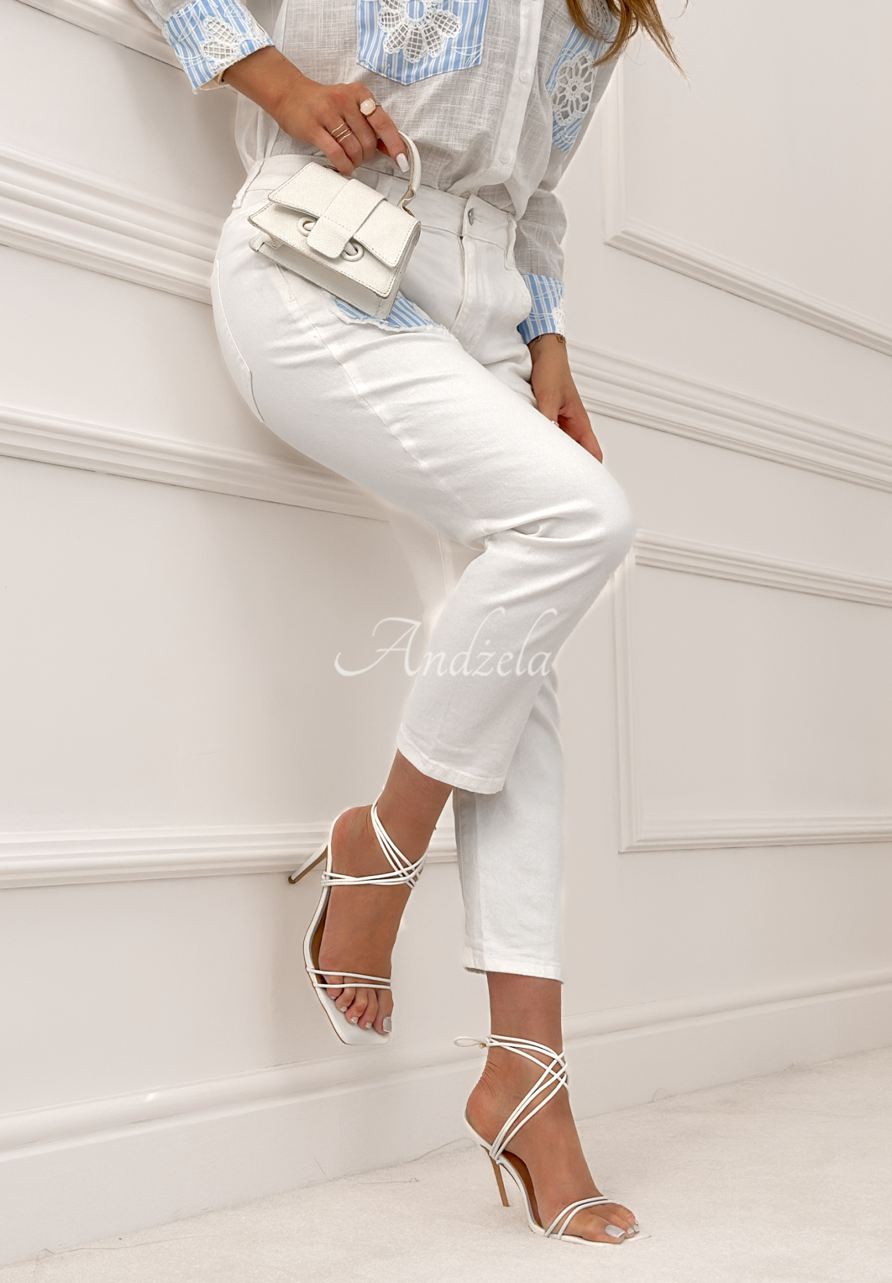 Džíny mom fit s nášivkami Just Be Kind bílé