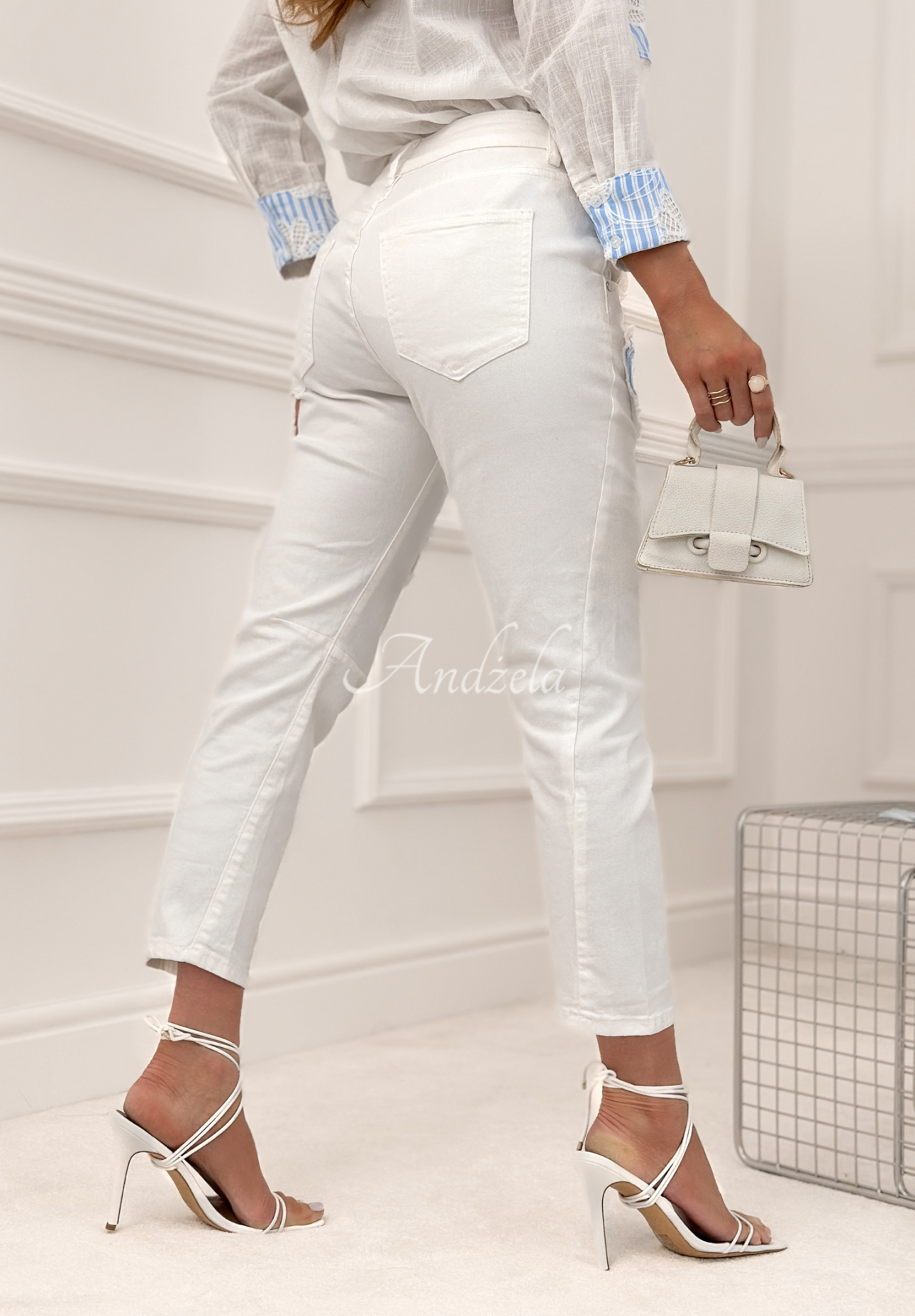 Džíny mom fit s nášivkami Just Be Kind bílé