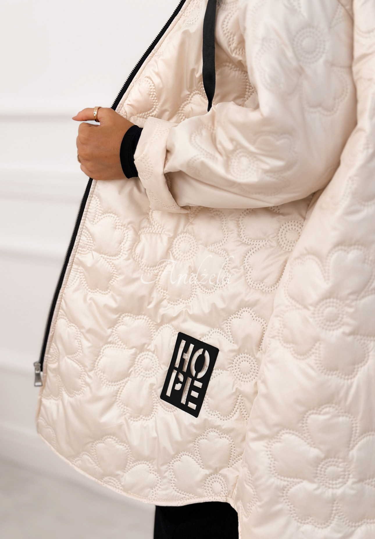 Dlouhá prošívaná bunda s kapucí For The Season béžová