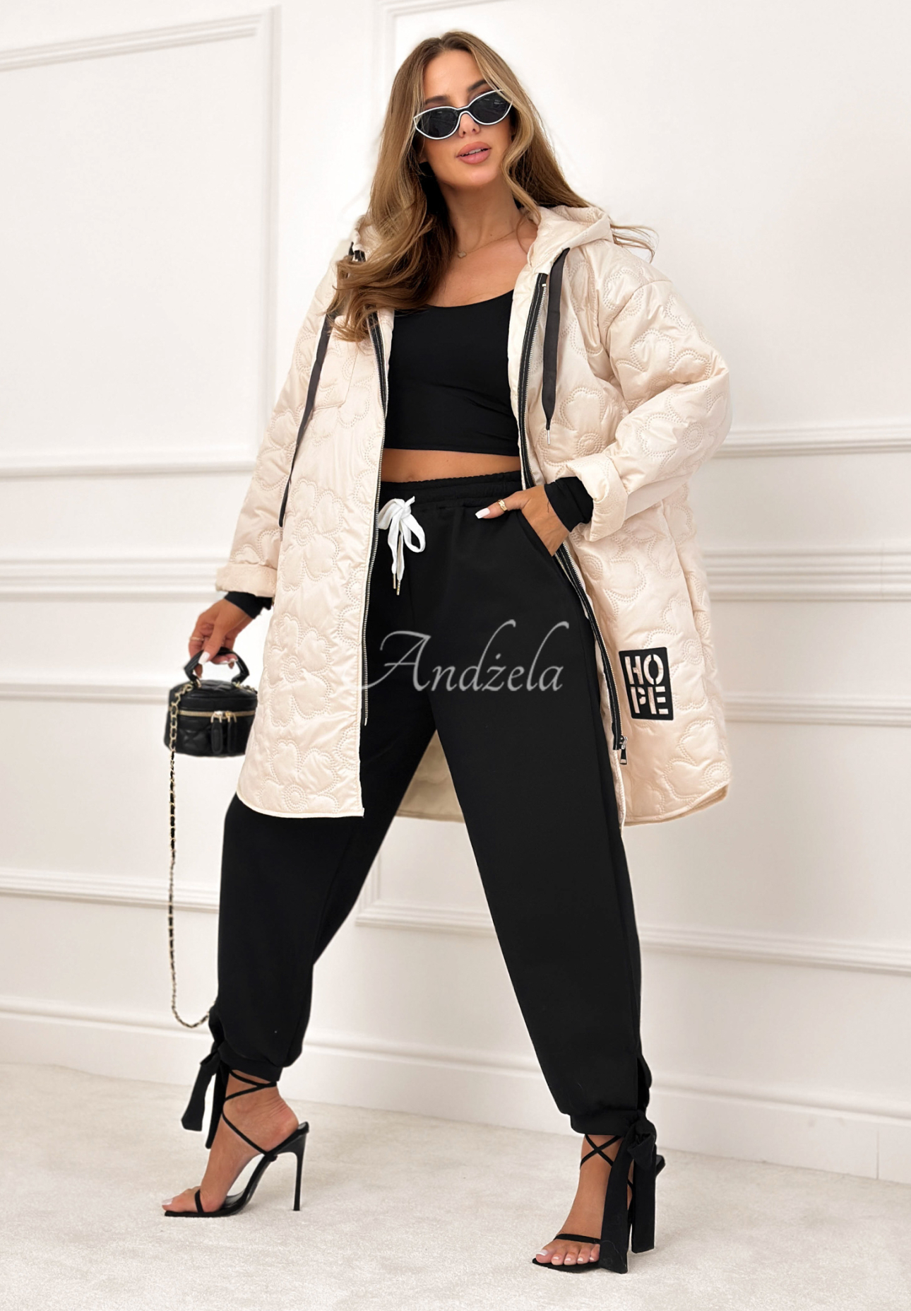 Dlouhá prošívaná bunda s kapucí For The Season béžová