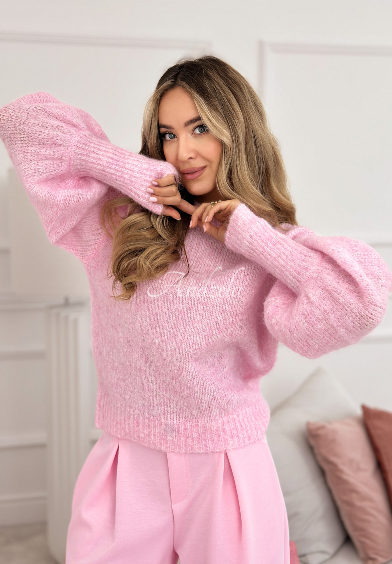 Měkký svetr s nabíranými rukávy a vlnou Colorful Clouds pudrová růžová