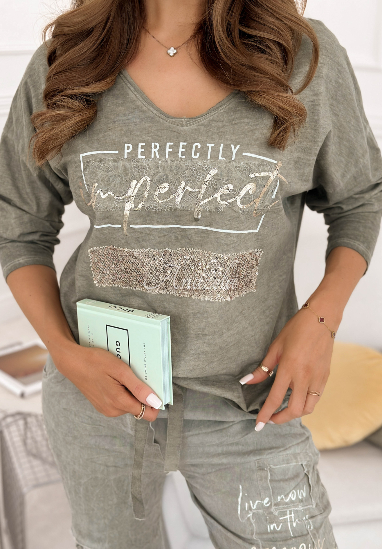 Bavlněná halenka s flitry a potiskem Perfectly Imperfect Šedá