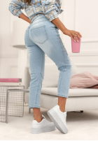 Kalhoty džínové  mom fit z naszywkami Four Hearts světle modré