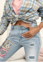 Kalhoty džínové  mom fit z naszywkami Four Hearts světle modré