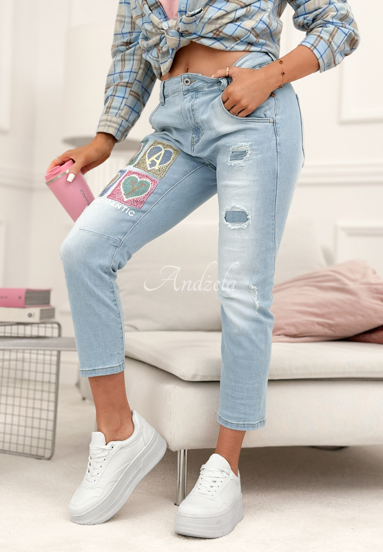 Džíny mom fit s nášivkami Four Hearts světle modré