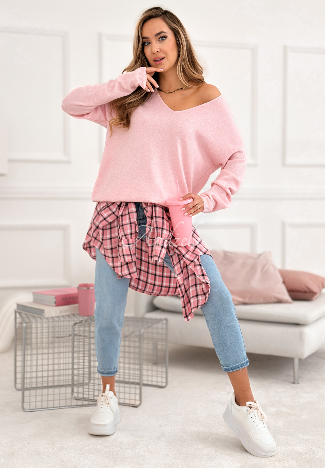 Lehký svetr s výstřihem Sensibility pudrová růžová