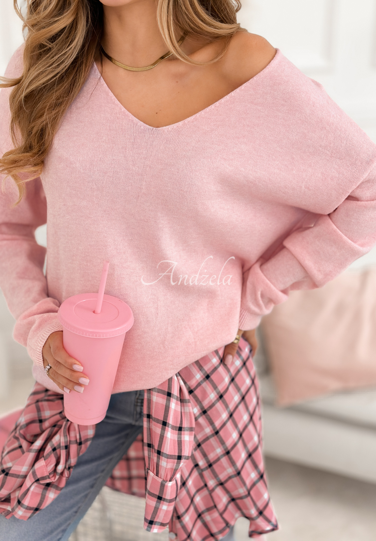 Lehký svetr s výstřihem Sensibility pudrová růžová