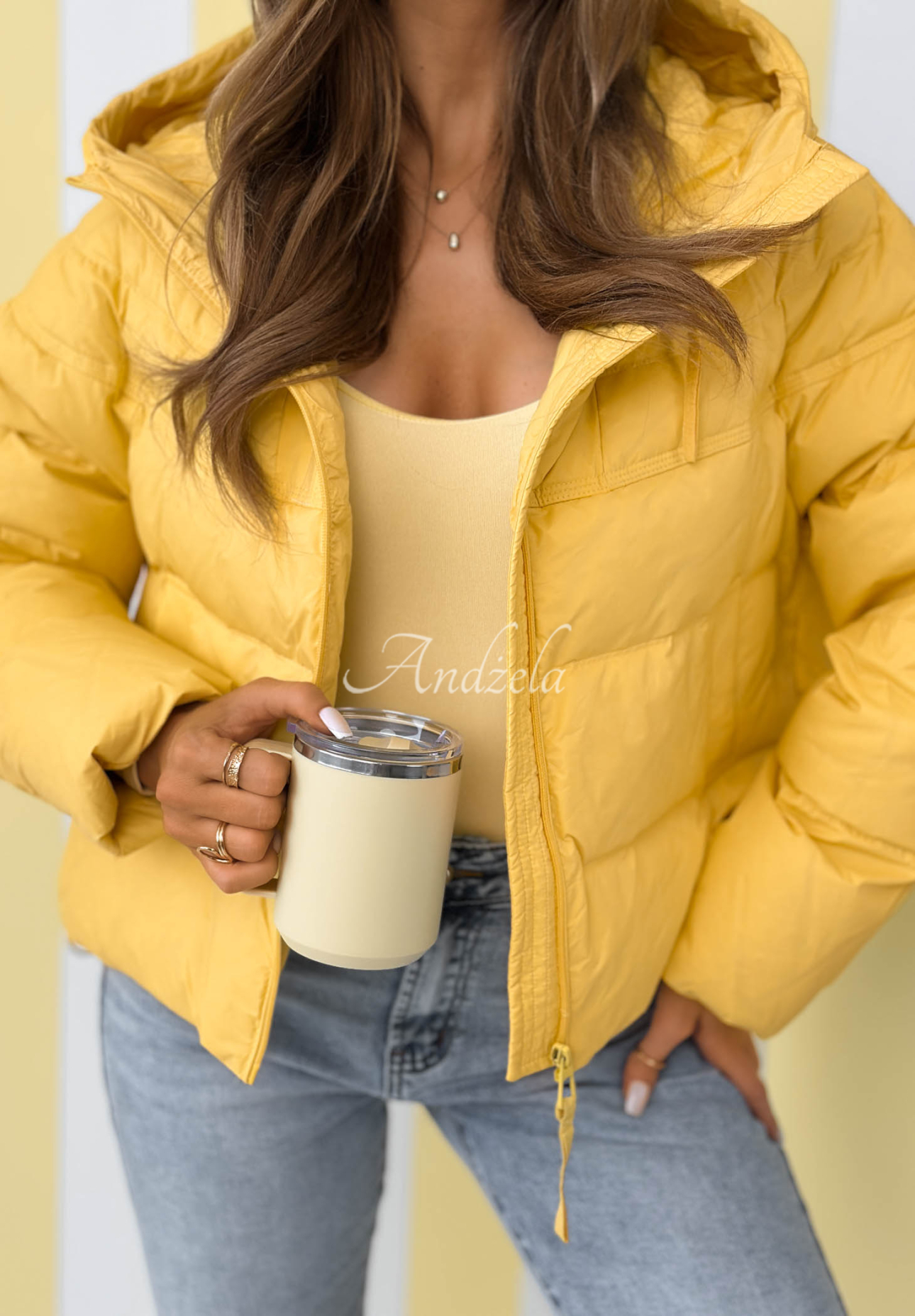 Krátká péřová bunda s kapucí Must Believe žlutá