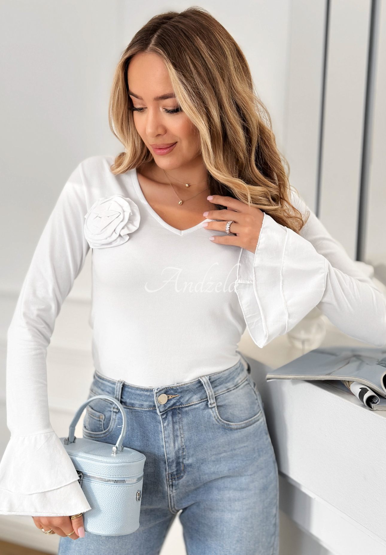 Bavlněná halenka s růží a volánkem You Know Why Bílá