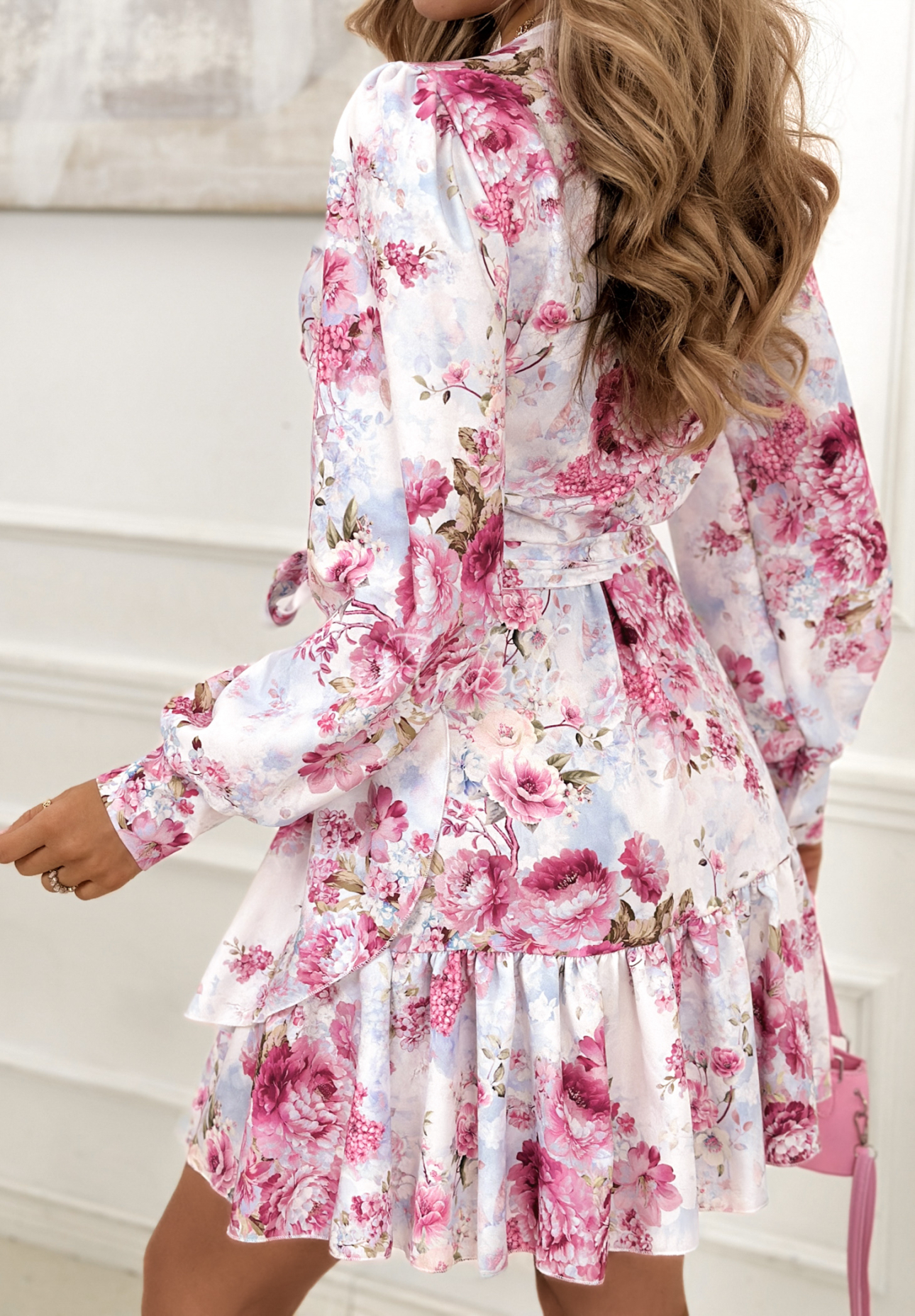 Obálkové šaty s viskózou v květech How Was It modro-růžové