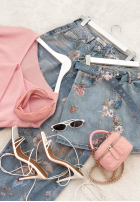 Kalhoty džínové  mom fit w kwiecisty print Take Your Time modré