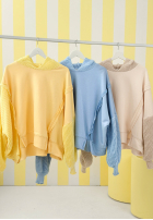 Mikina z dzianinowym kapturem i rękawami Think About It béžová