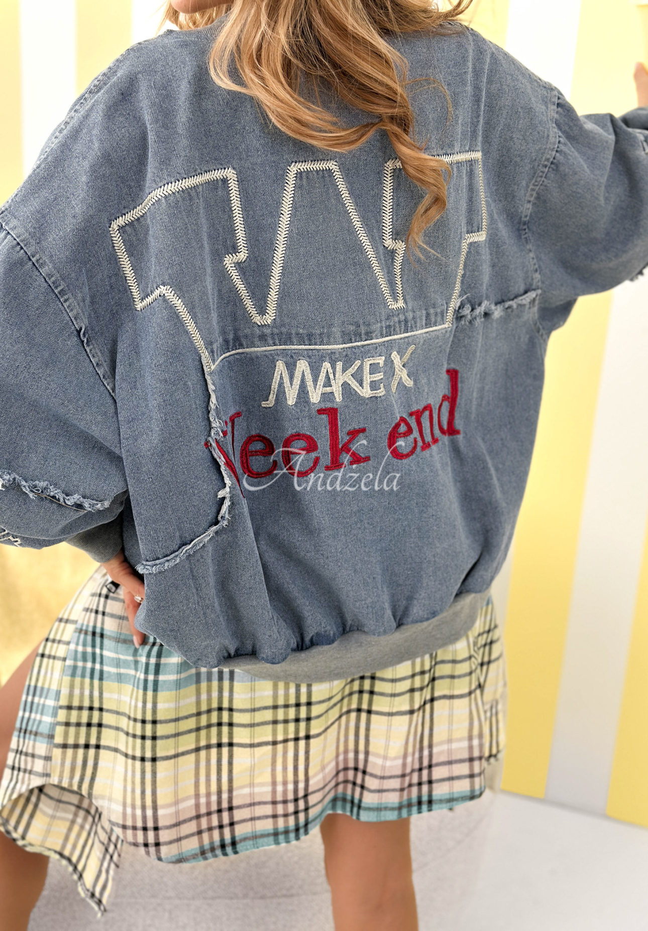 Oversize džínová bunda s nášivkami Nothing Is Impossible světle modrá