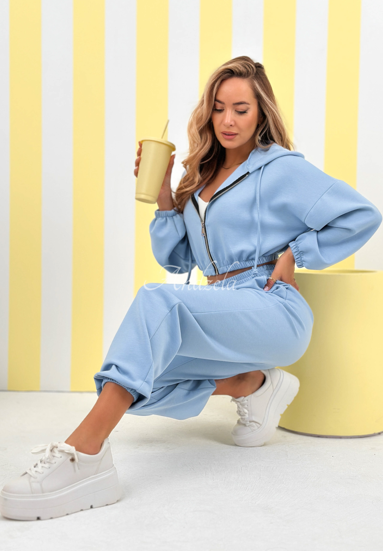 Krátká mikina s kapucí s příměsí viskózy New Season Baddie blankytná