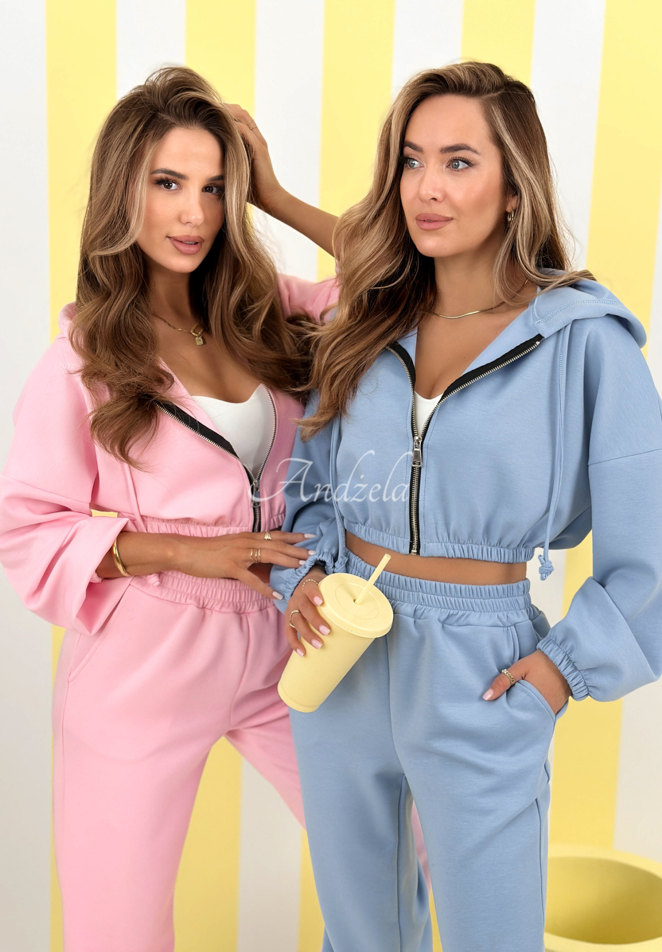 Krátká mikina s kapucí s příměsí viskózy New Season Baddie pudrová růžová