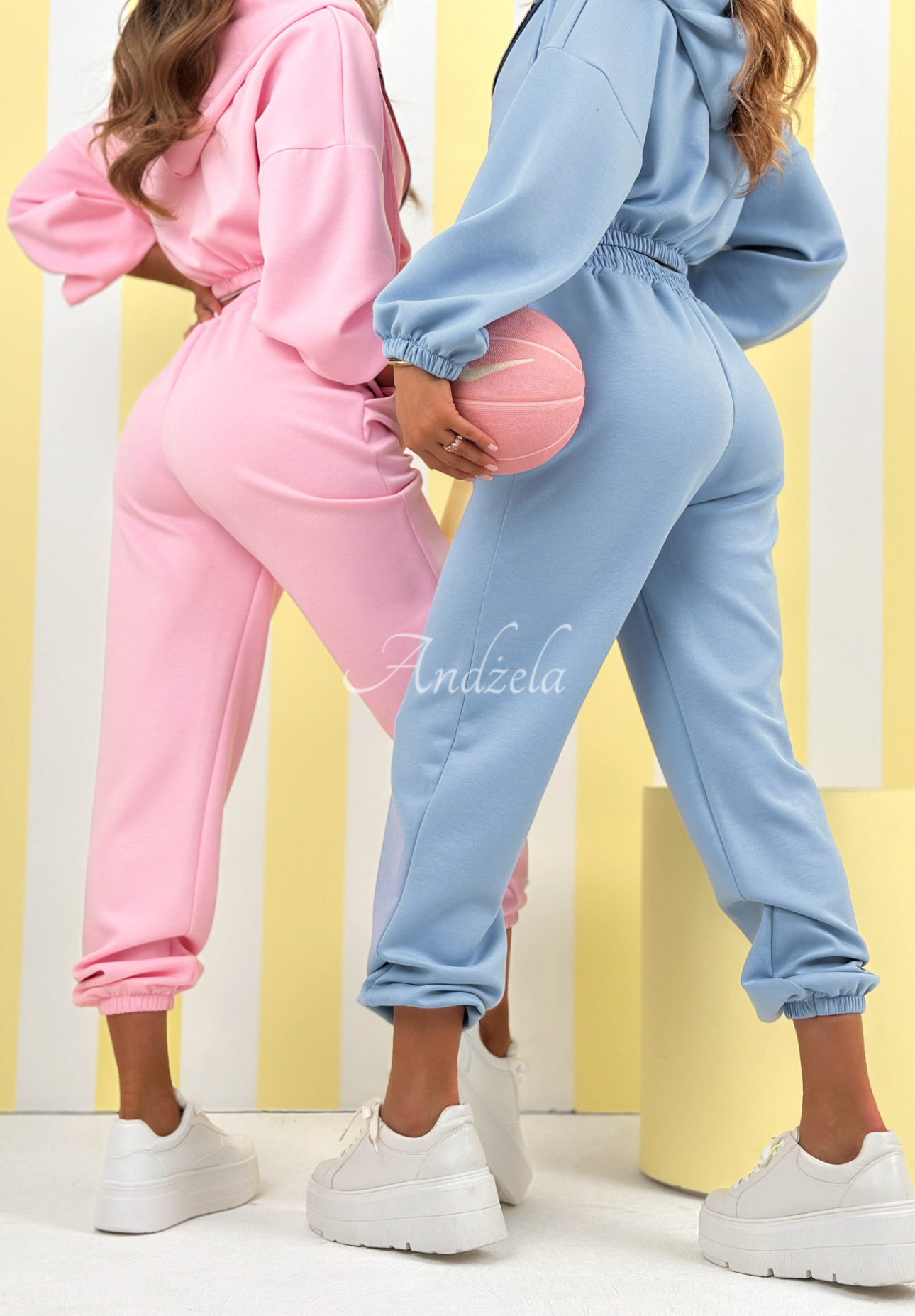 Teplákové kalhoty s příměsí viskózy s náplety New Season Baddie pudrová růžová