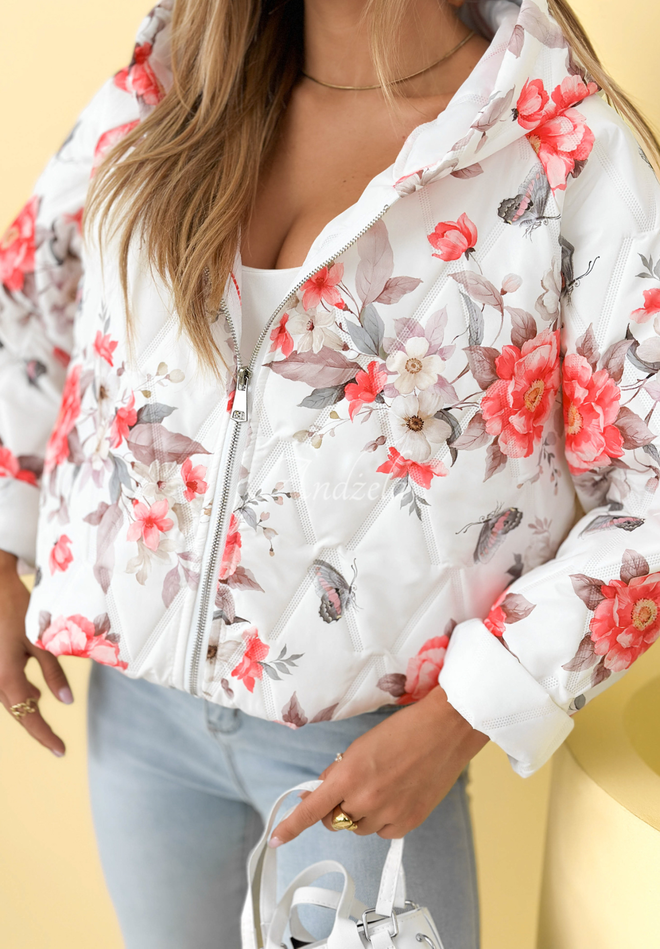 Krátká prošívaná bunda s kapucí s květy Begonia Bílá