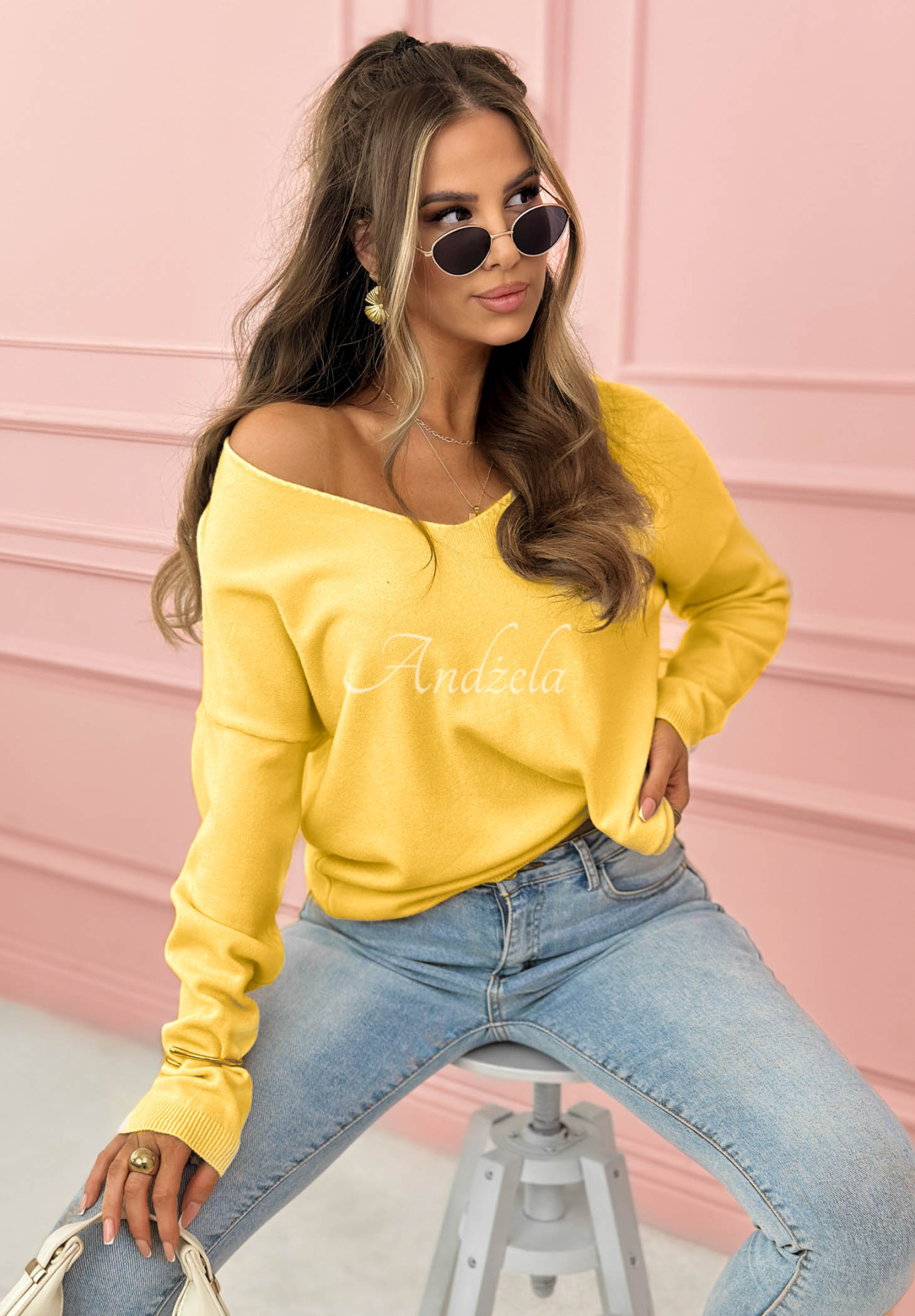 Lehký svetr s výstřihem Sensibility žlutá