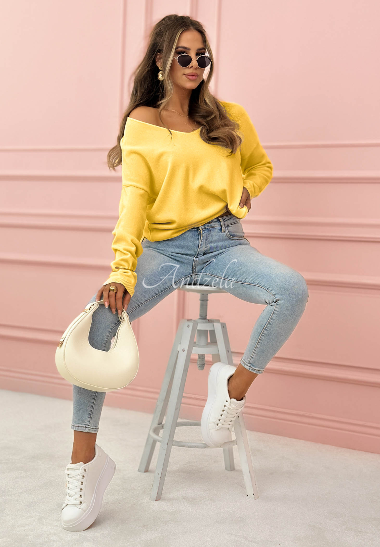 Lehký svetr s výstřihem Sensibility žlutá