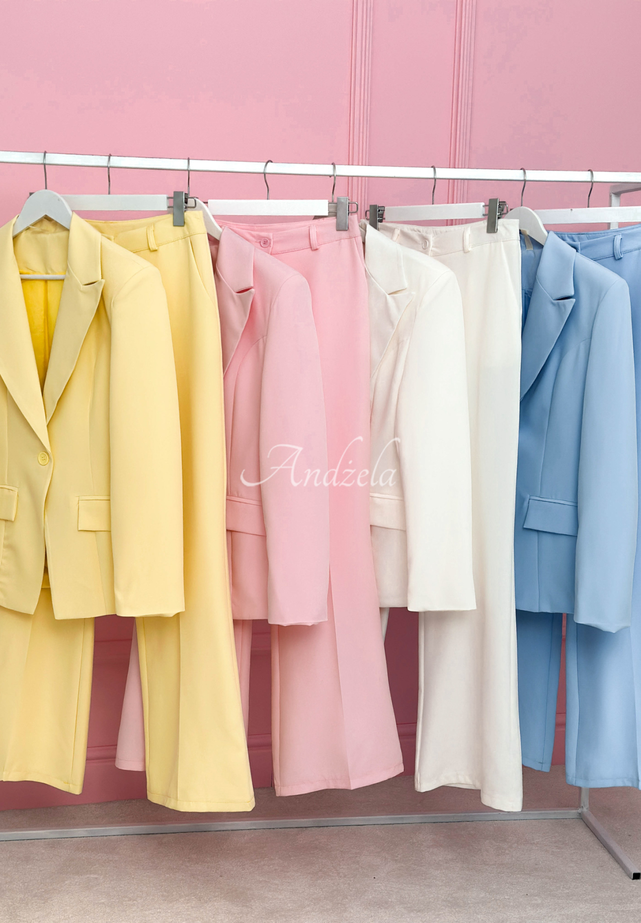 Dámský vypasovaný kostým s rozšířenými nohavicemi Coctail Party žlutá