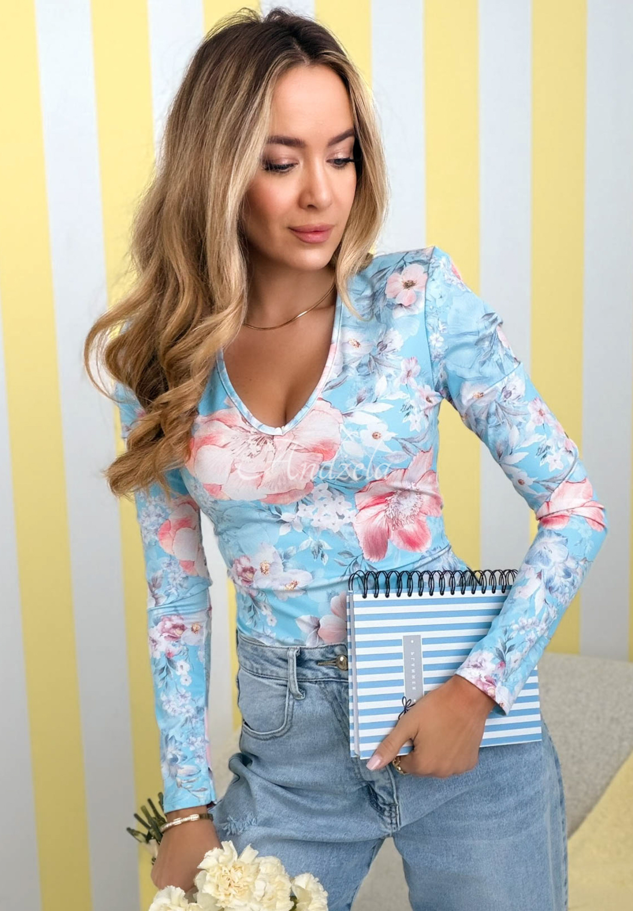 Květovaná halenka s výstřihem Camellia blankytná