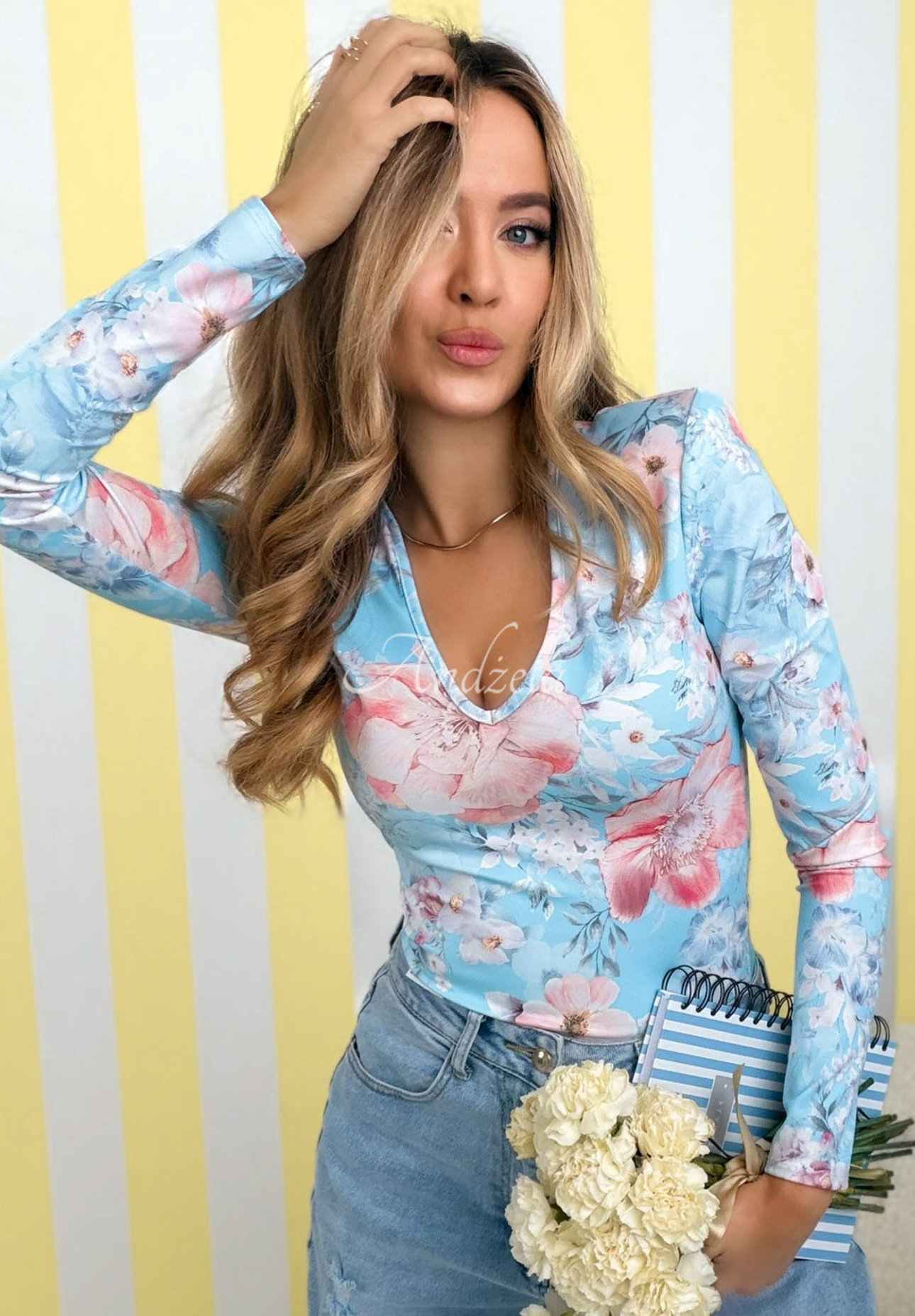 Květovaná halenka s výstřihem Camellia blankytná