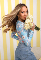 Kwiecista Halenka z dekoltem Camellia fuchsiová