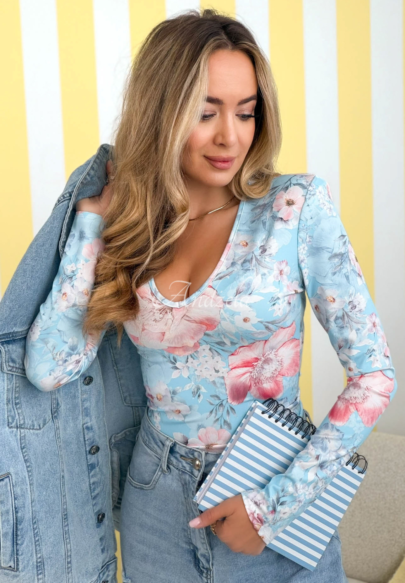 Květovaná halenka s výstřihem Camellia blankytná