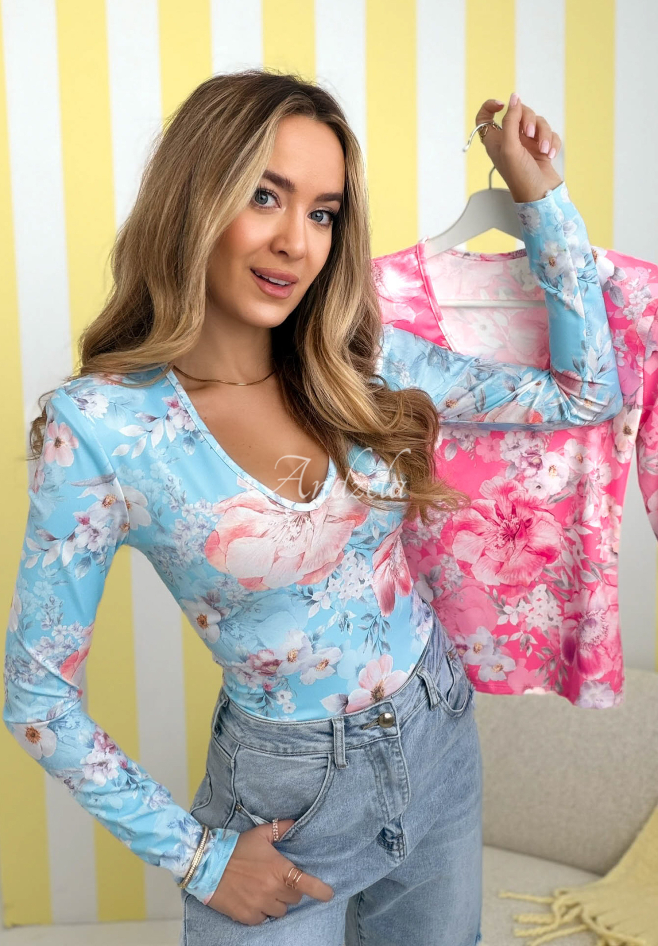 Květovaná halenka s výstřihem Camellia blankytná