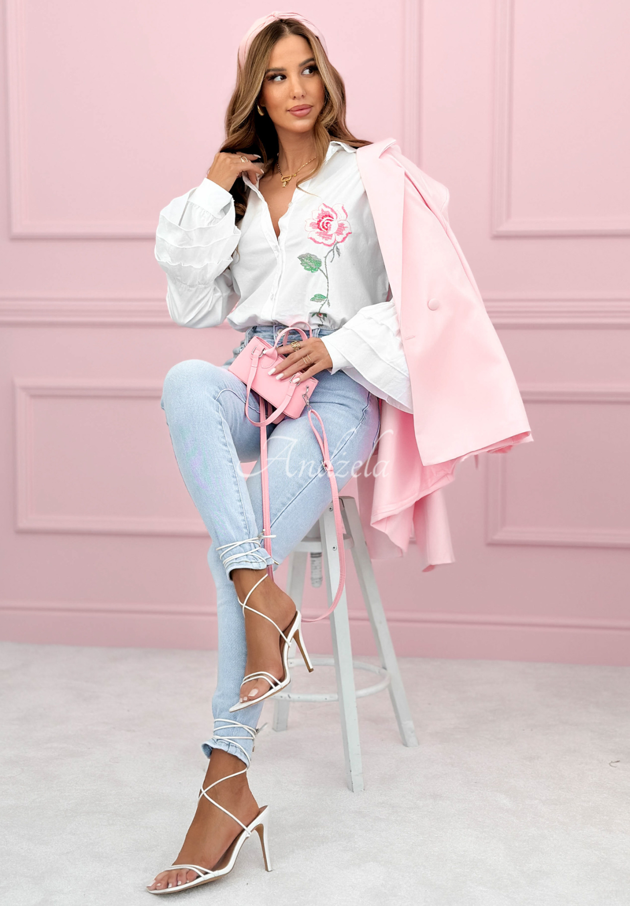 Bavlněná košile s volánky a vyšívanou růží Rosy Declaration Bílá