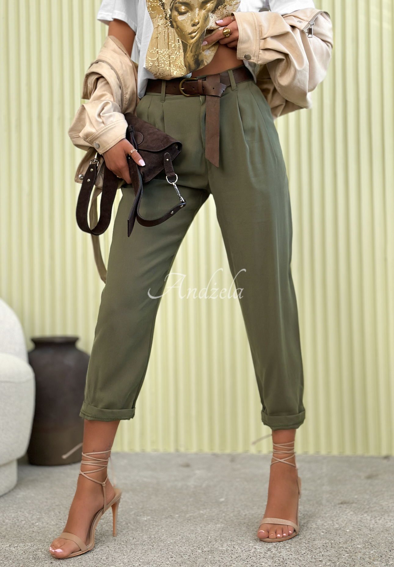 Elegantní kalhoty mom fit z viskózy s páskem Never Limit Yourself khaki