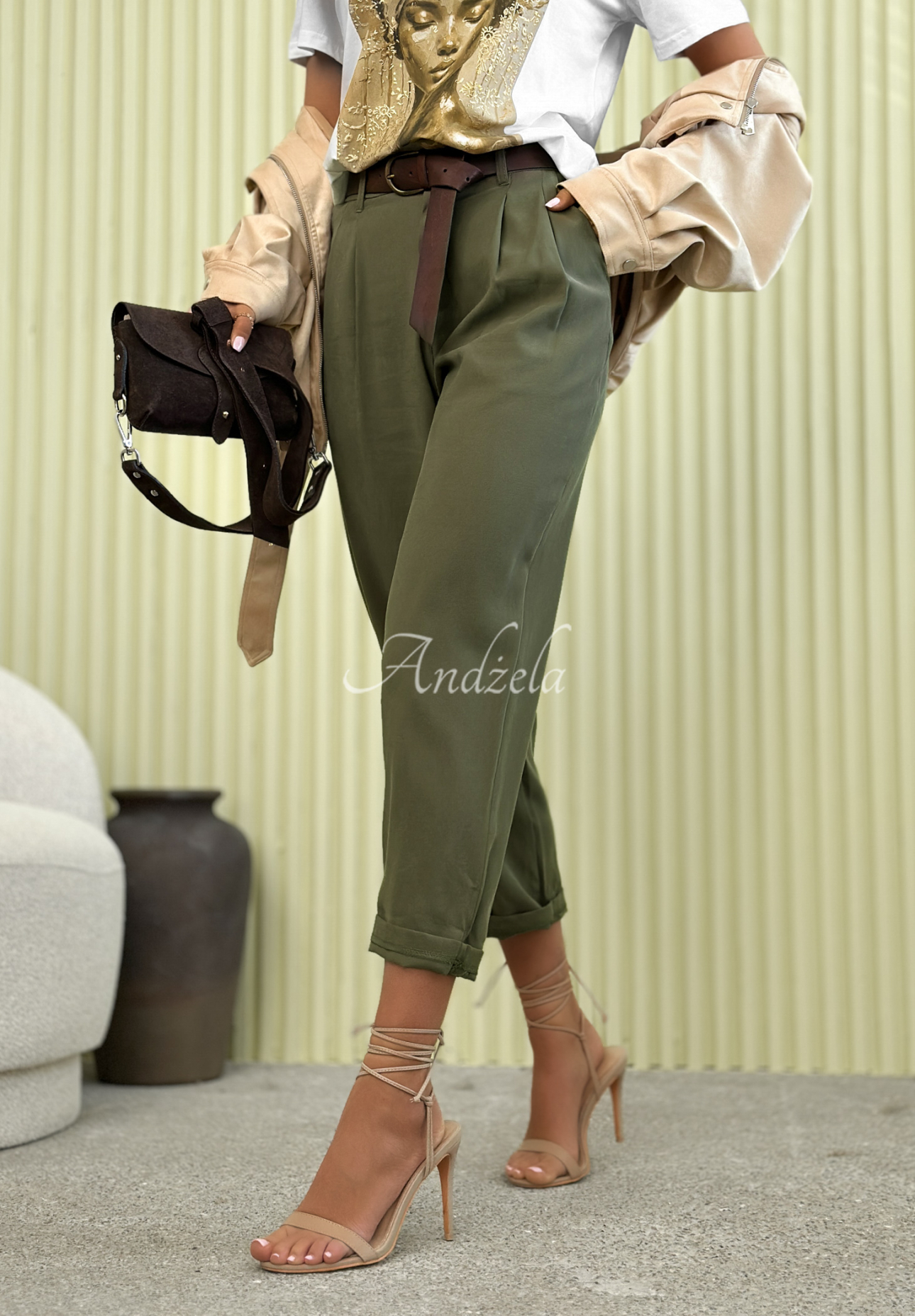 Elegantní kalhoty mom fit z viskózy s páskem Never Limit Yourself khaki